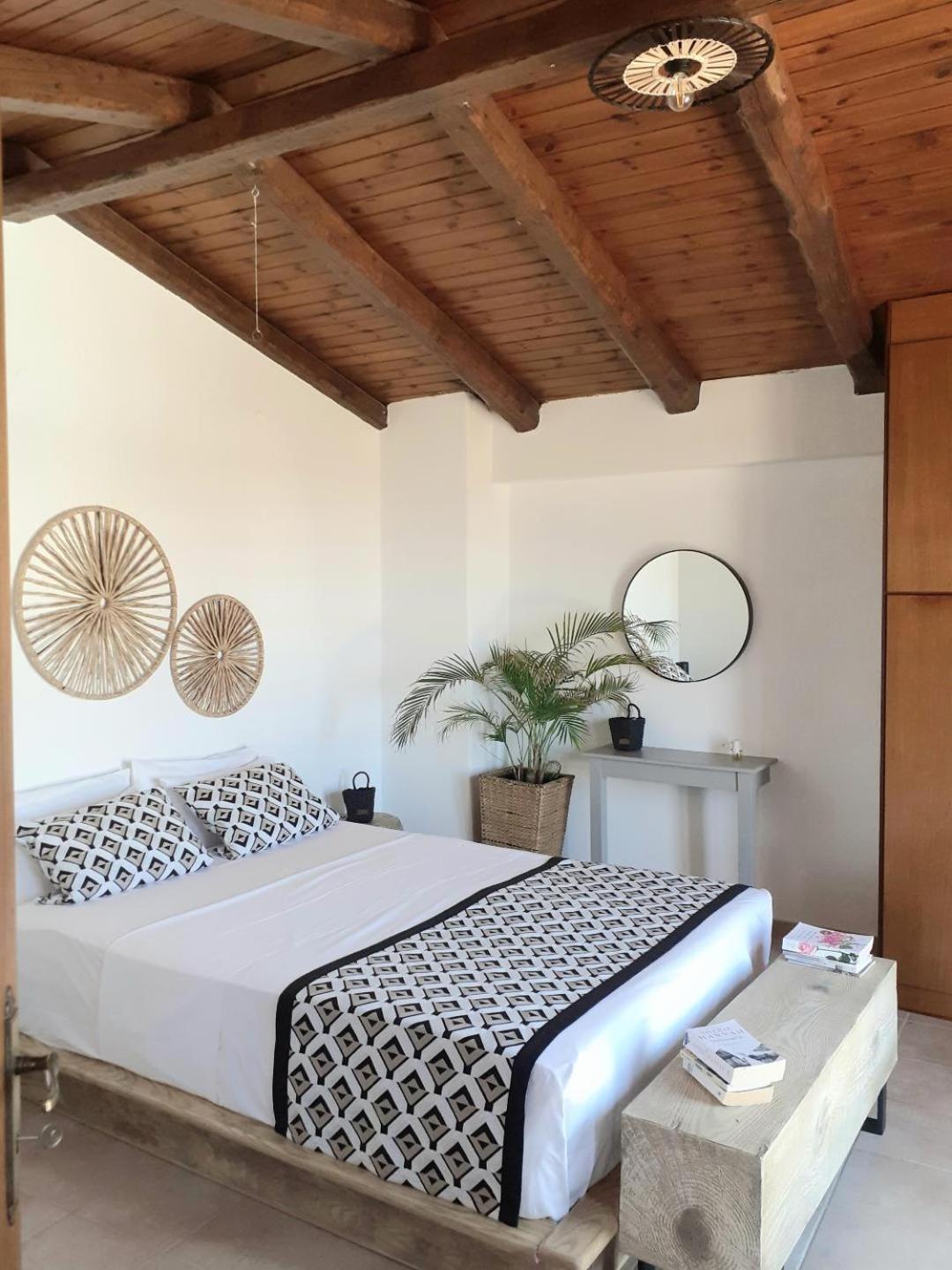 Elia Woodstone Houses photo 2