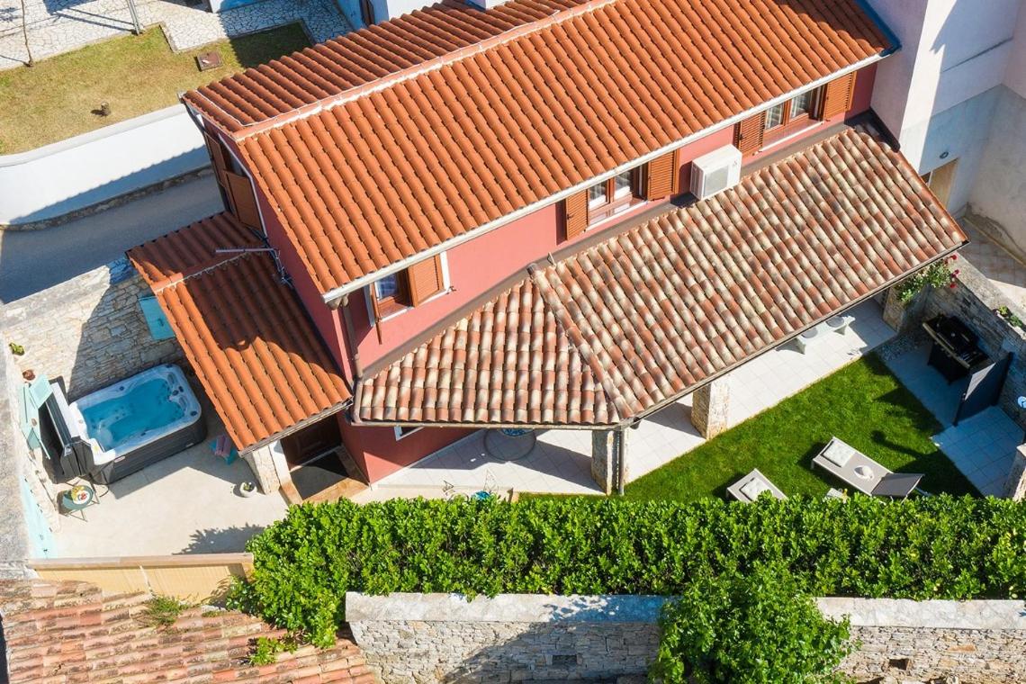 PoIai Stonehouse with Jacuzzi view 2