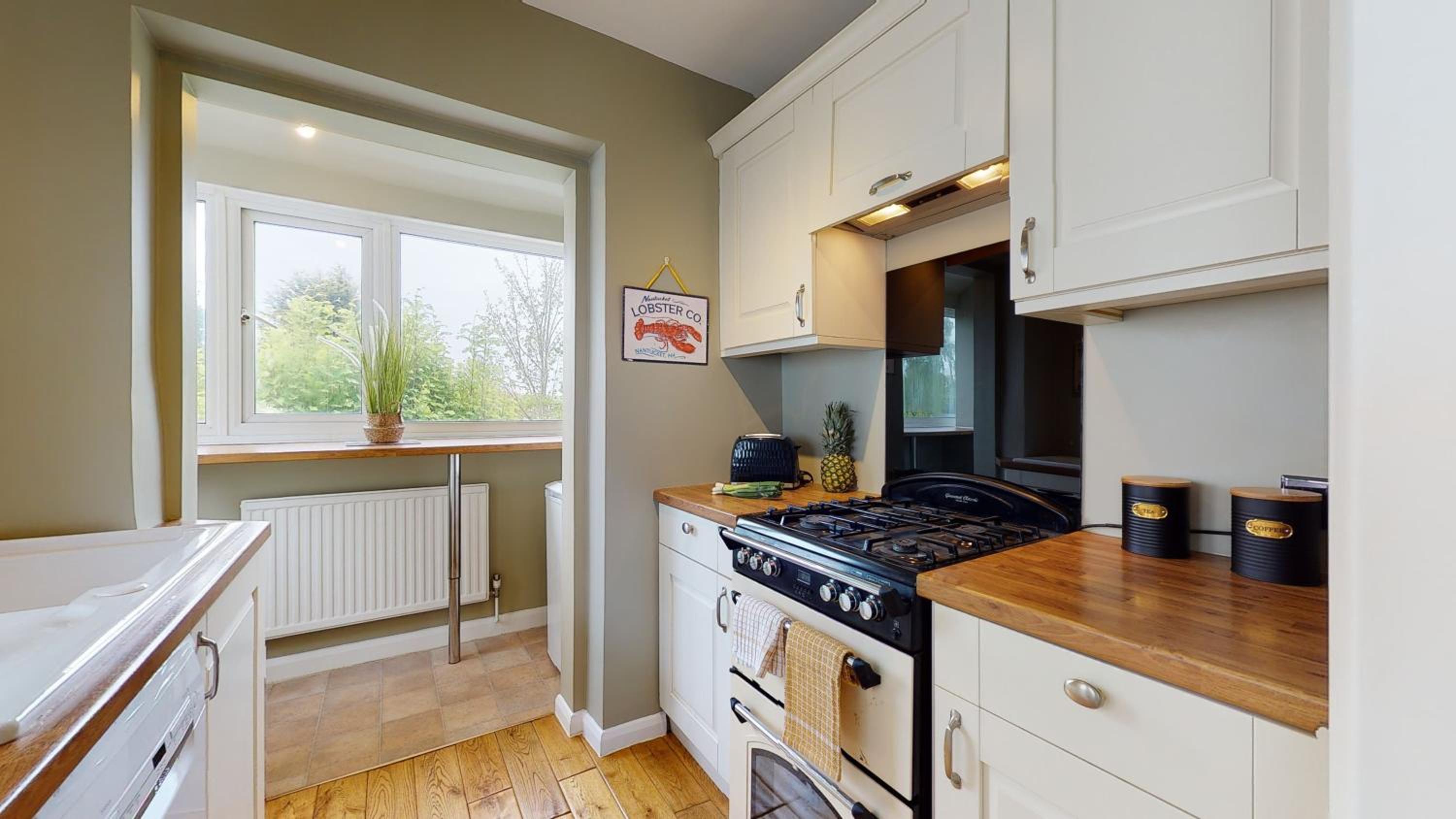 Contemporary 2 Bed Apartment With Private Garden view 2