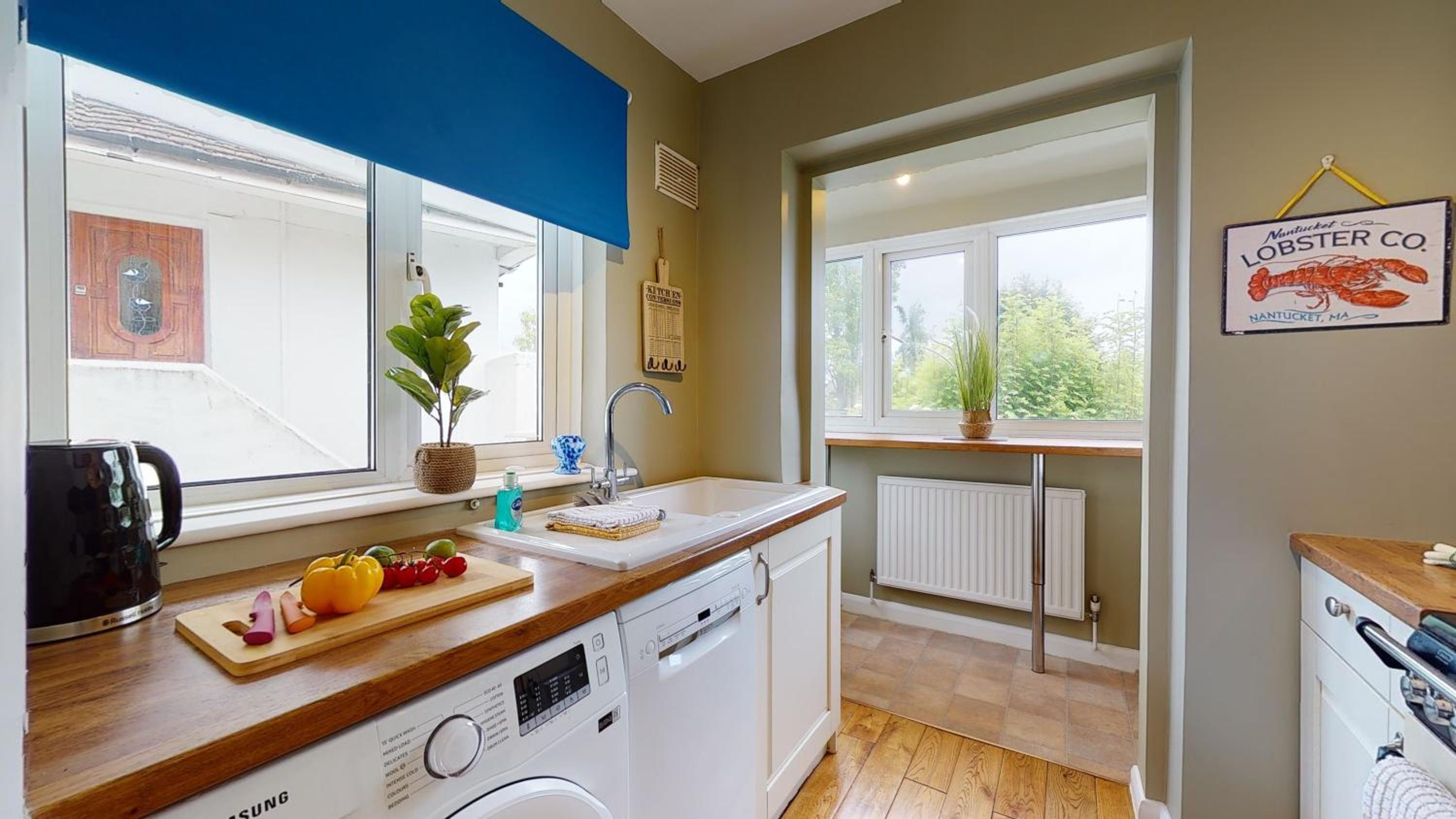 Contemporary 2 Bed Apartment With Private Garden view 3