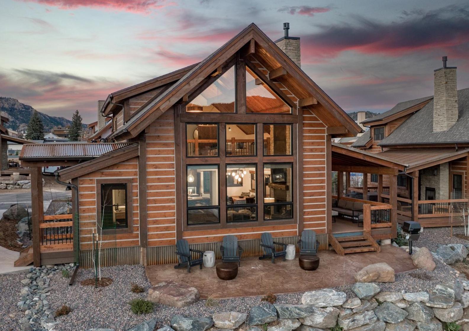 Brand NEW Located on Lake Estes Private Jacuzzi Two Patios Indoor and Outdoor Fireplace
