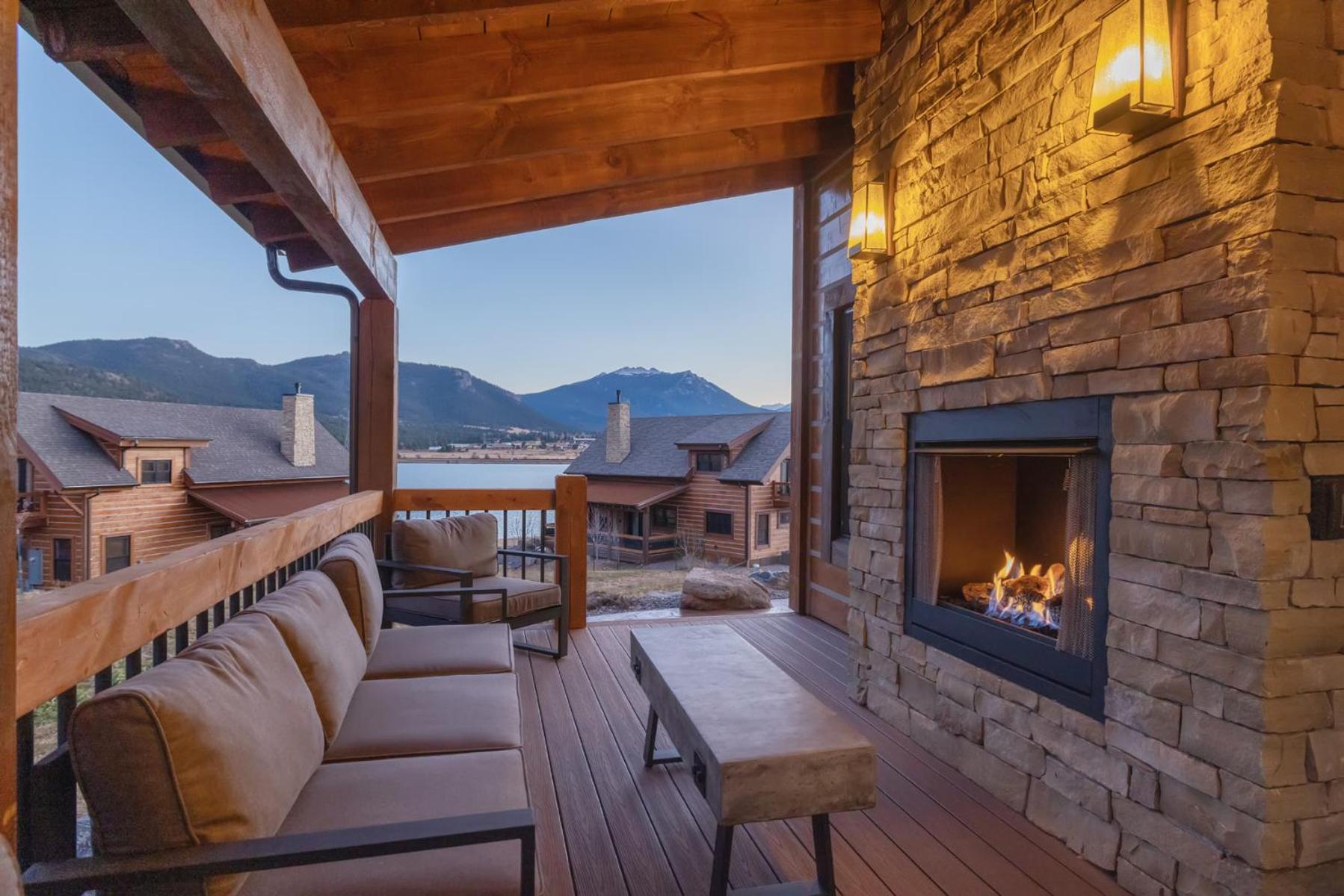 Brand NEW Located on Lake Estes Private Jacuzzi Two Patios Indoor and Outdoor Fireplace