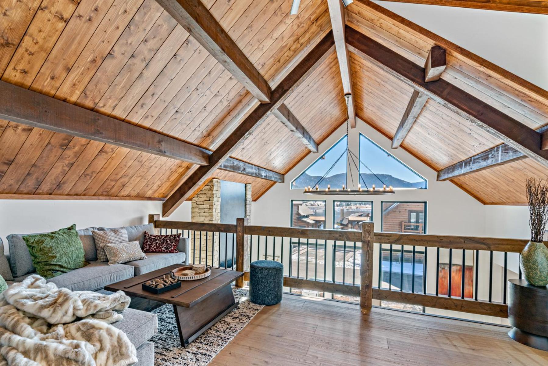 Brand NEW Located on Lake Estes Private Jacuzzi Two Patios Indoor and Outdoor Fireplace