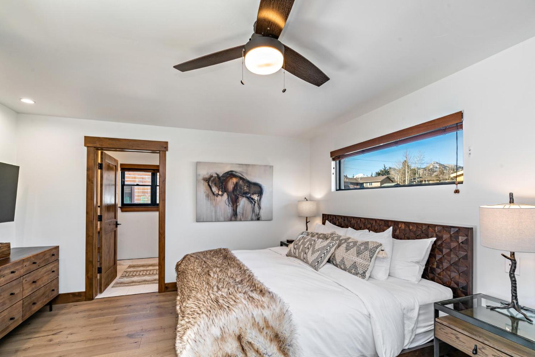 Brand NEW Located on Lake Estes Private Jacuzzi Two Patios Indoor and Outdoor Fireplace