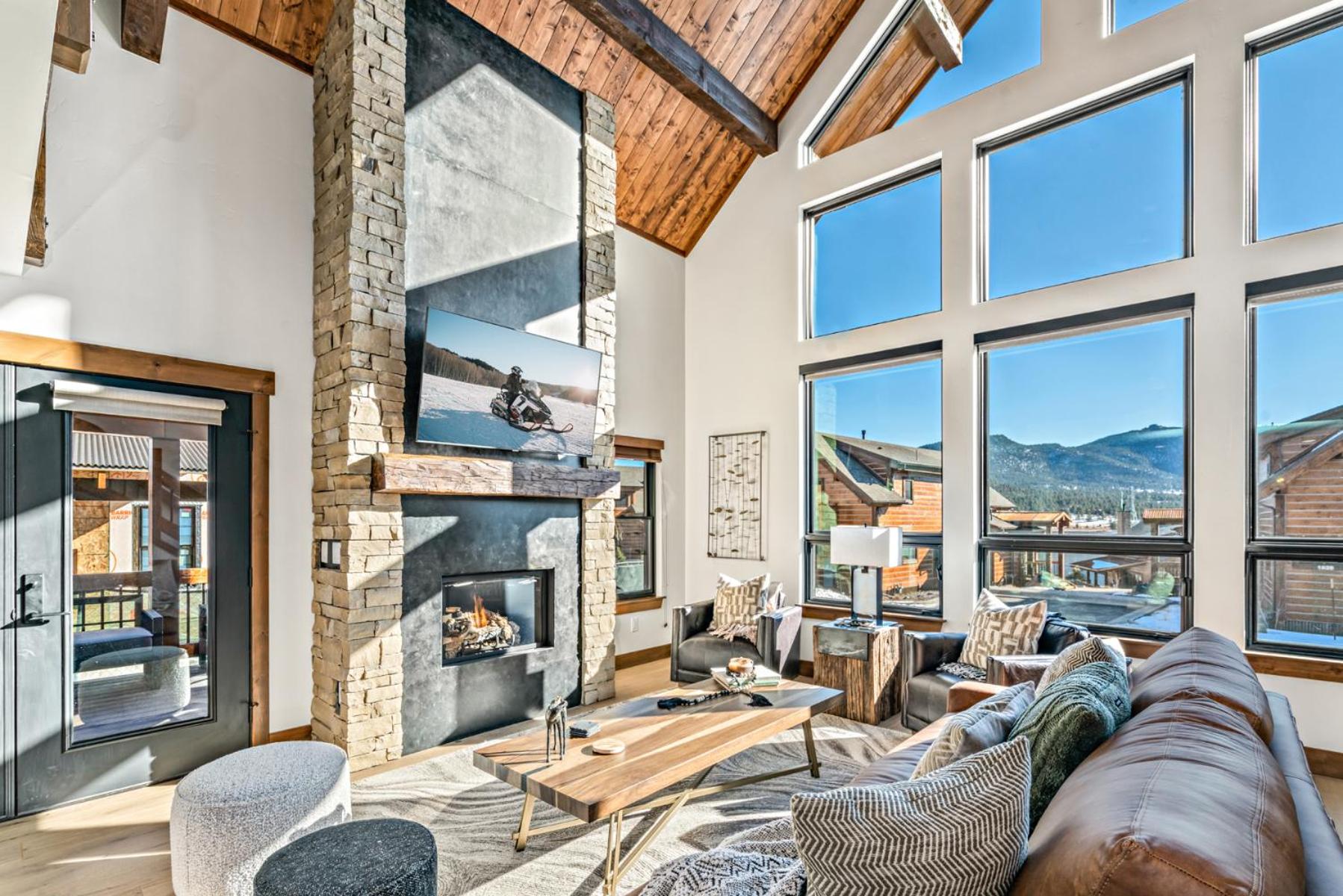 Brand NEW Located on Lake Estes Private Jacuzzi Two Patios Indoor and Outdoor Fireplace