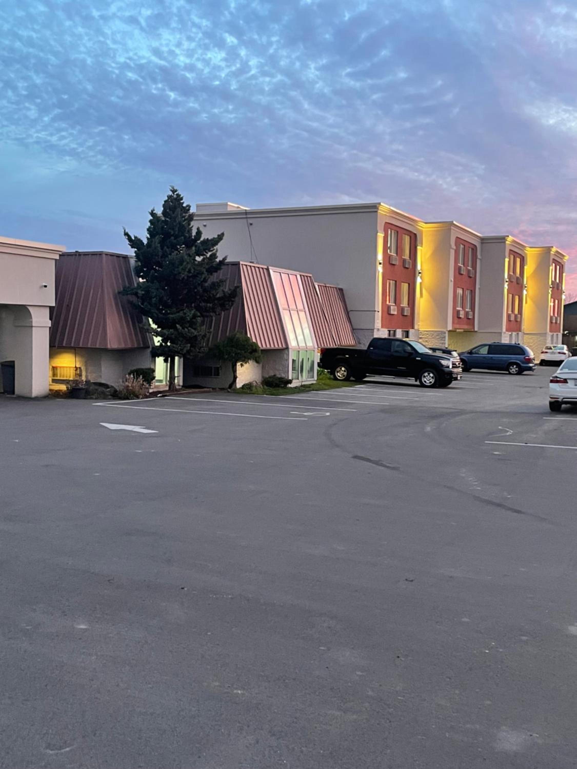 Hotel Niagara Lodge & Suites - Image 1