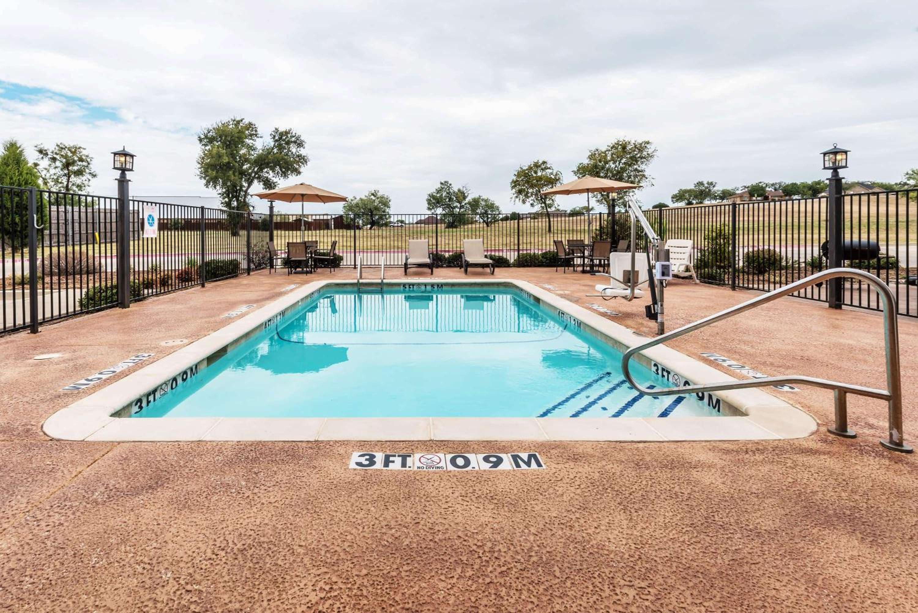 Mineral Wells Vacations - Days Inn  Suites by Wyndham Mineral Wells - Property Image 2