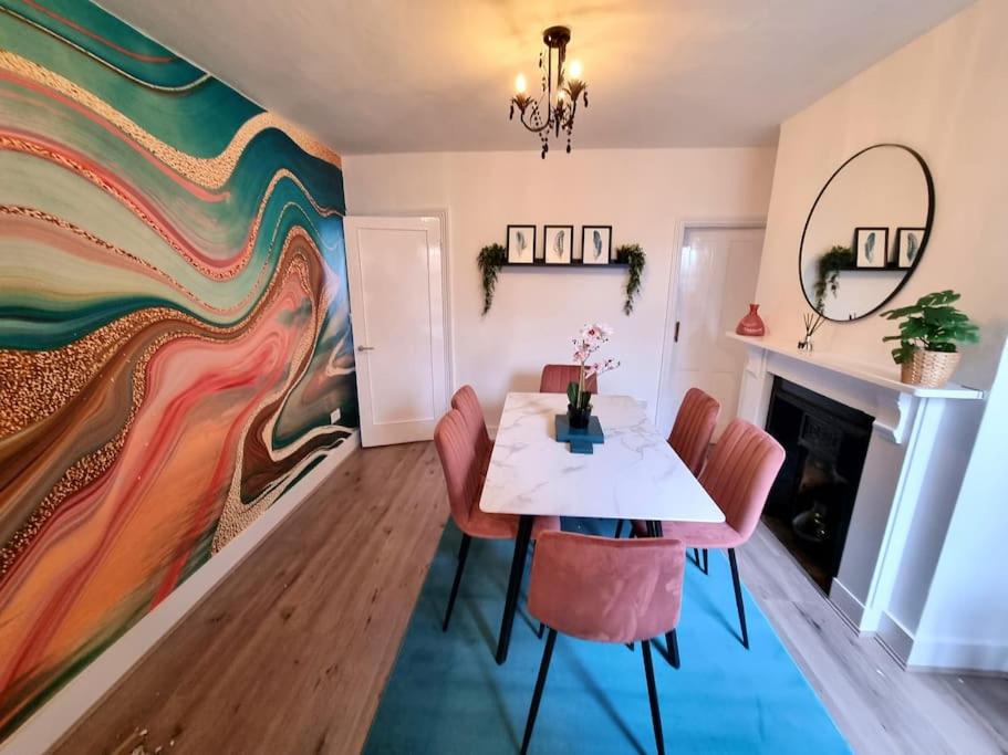 Beautiful & Vibrant City Centre House view 3