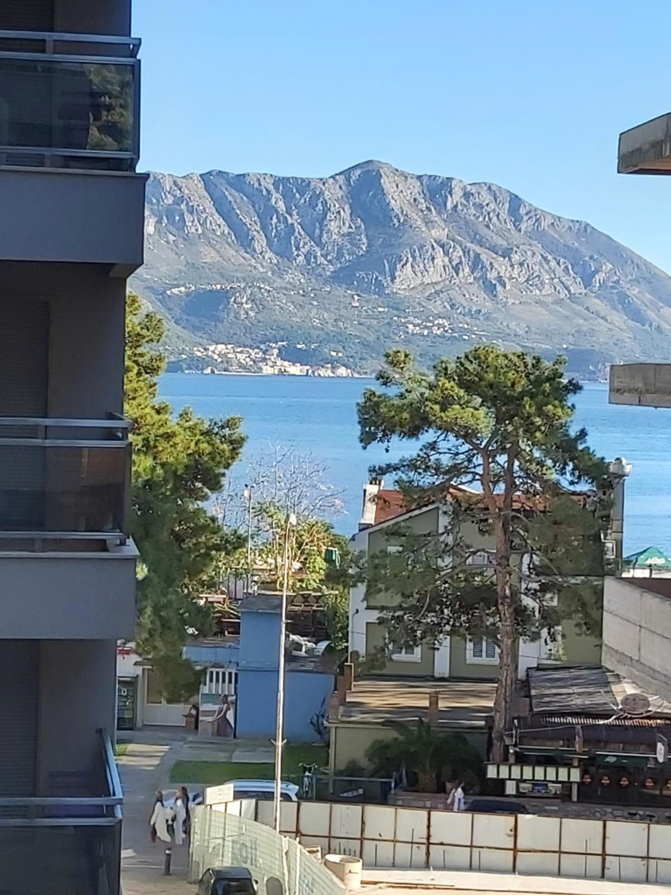 Beachfront Fontana 20 view 3