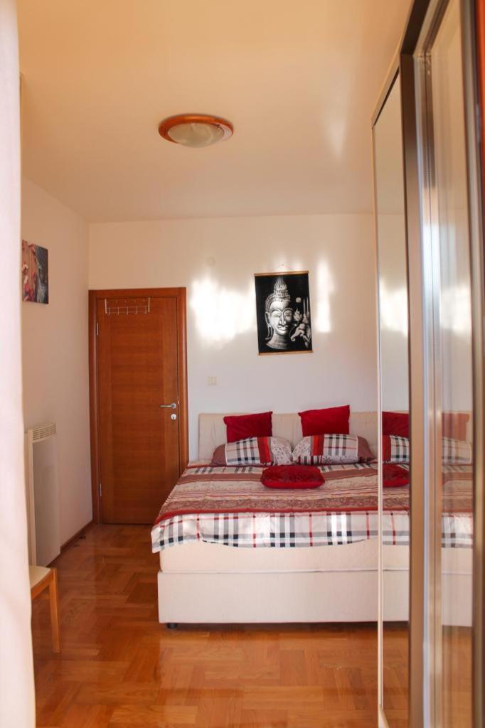 One bedroom apartament with sea view and private parking photo 5