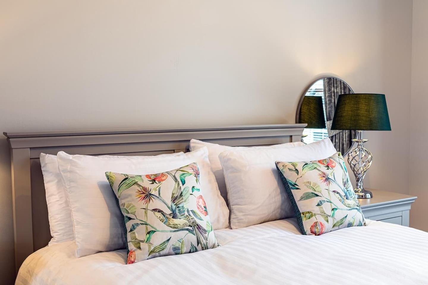 Hedgefield House - Serene Top Floor Apartment view 3