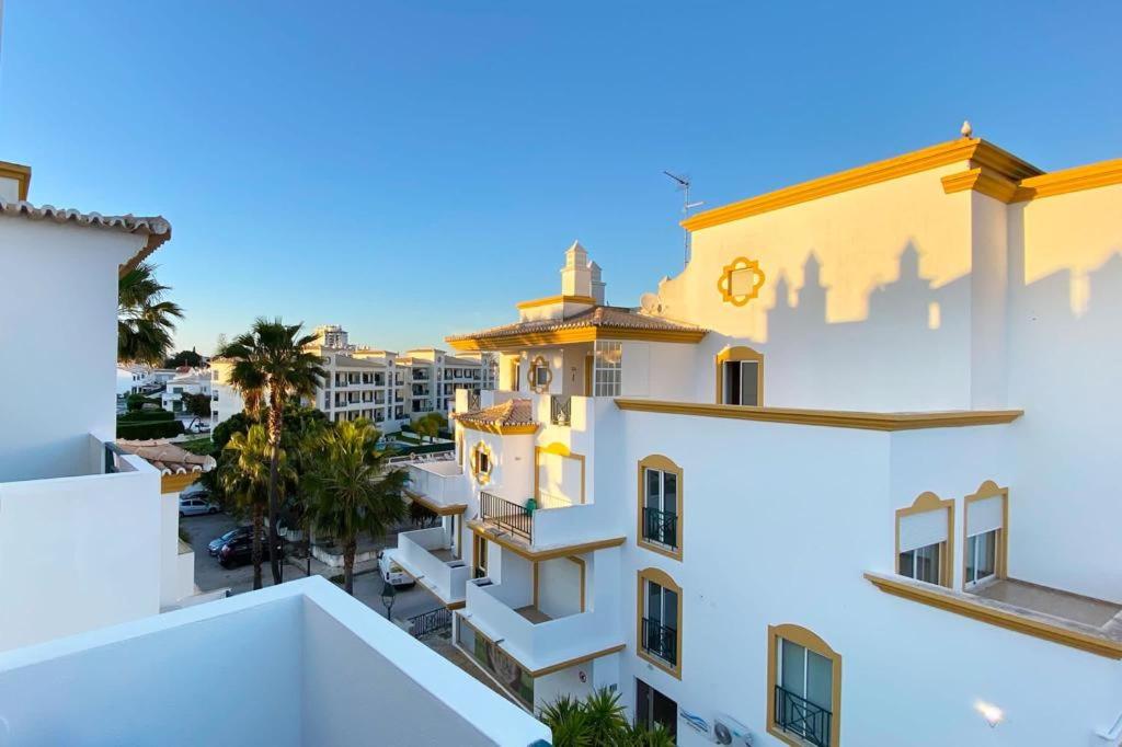 Albufeira Central Apartment, 10 mins walk to beach
