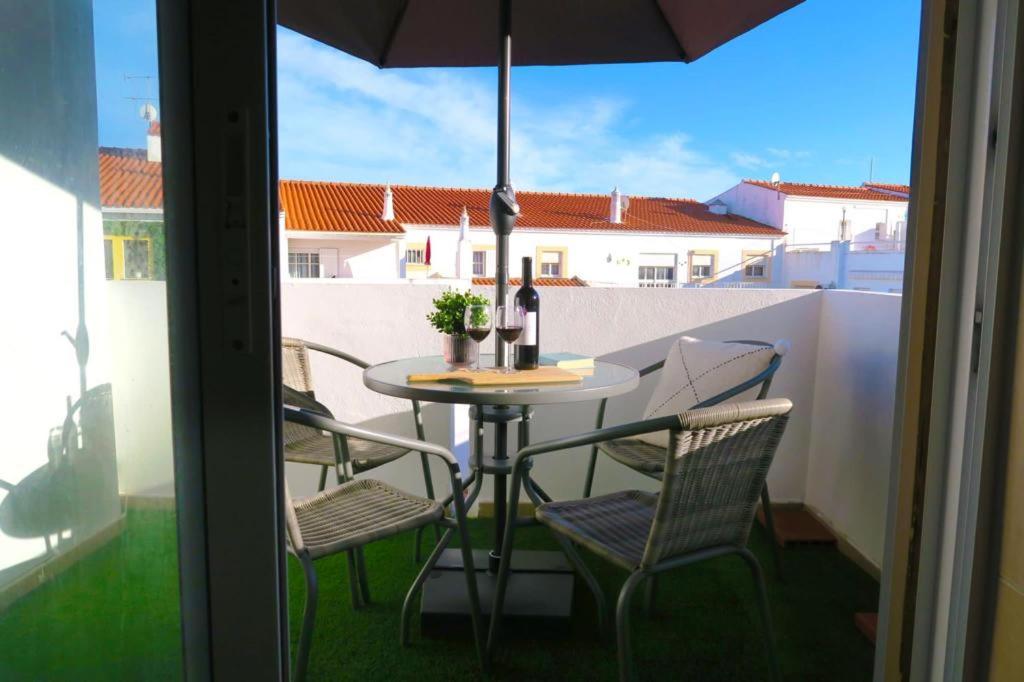 Albufeira Central Apartment, 10 mins walk to beach