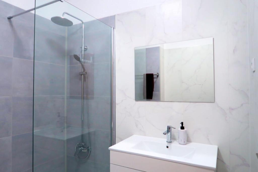 Albufeira Central Apartment, 10 mins walk to beach