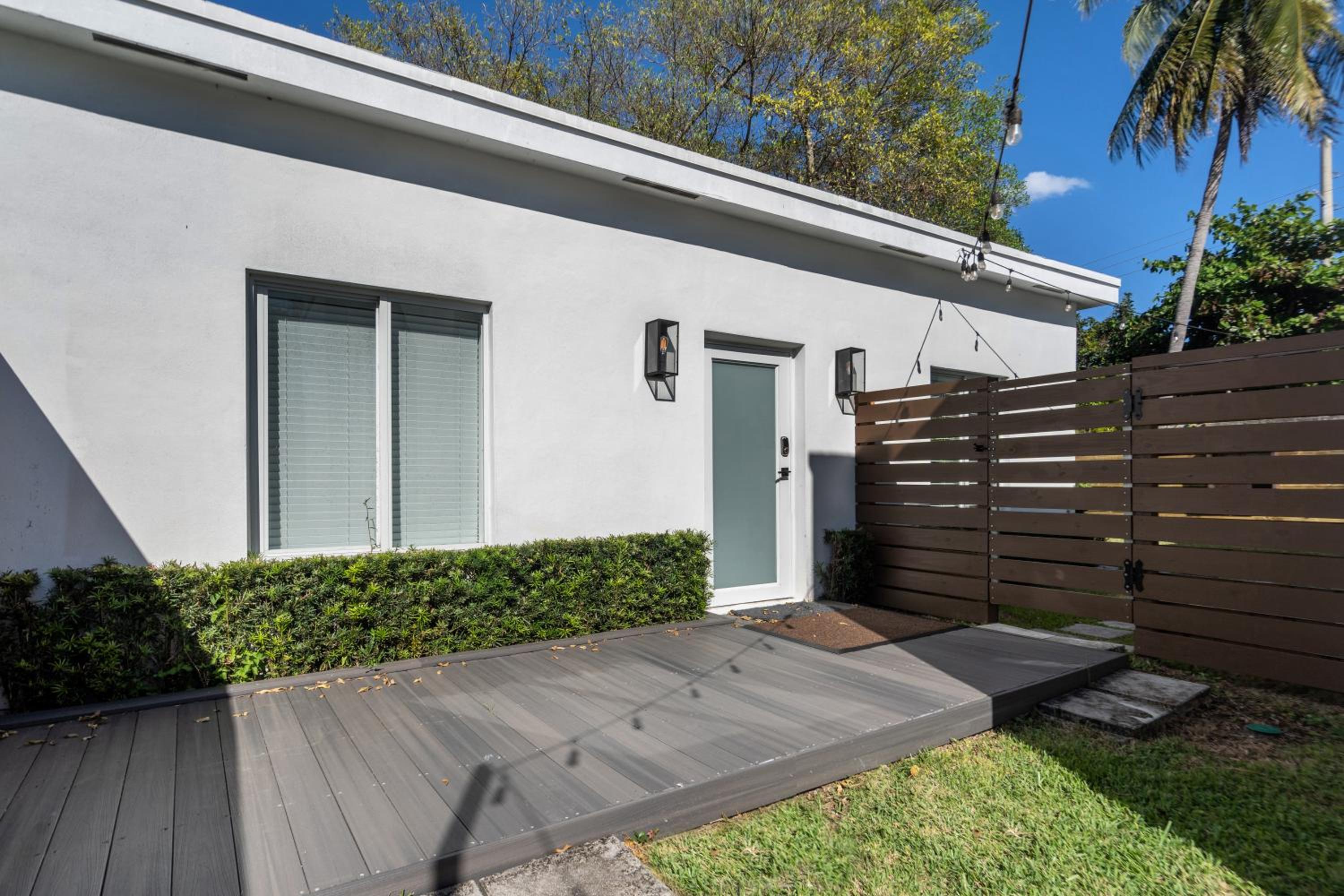 Midtown Main House Guest House, Sleeps 12