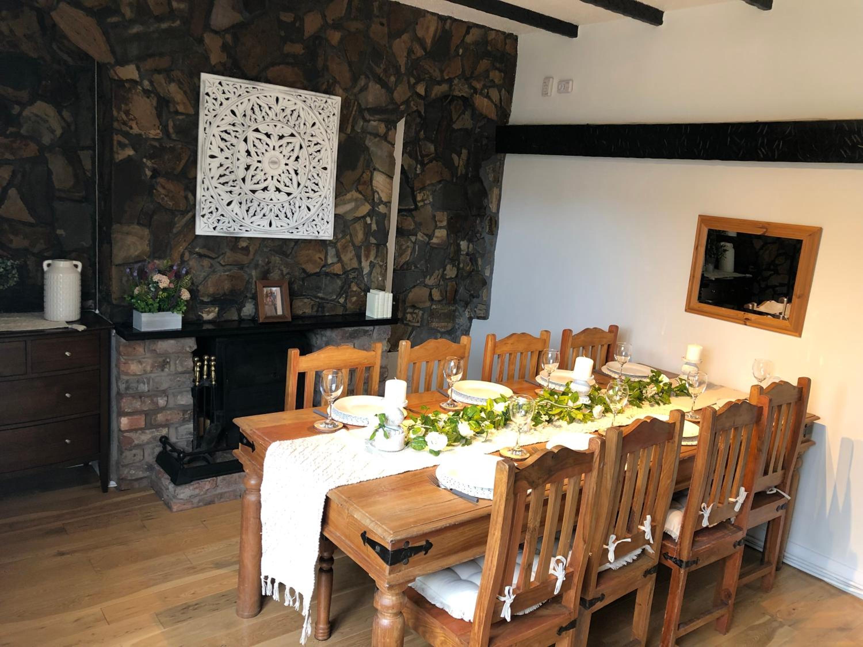 Cosy Rustic 3 bed cottage, great train links view 2
