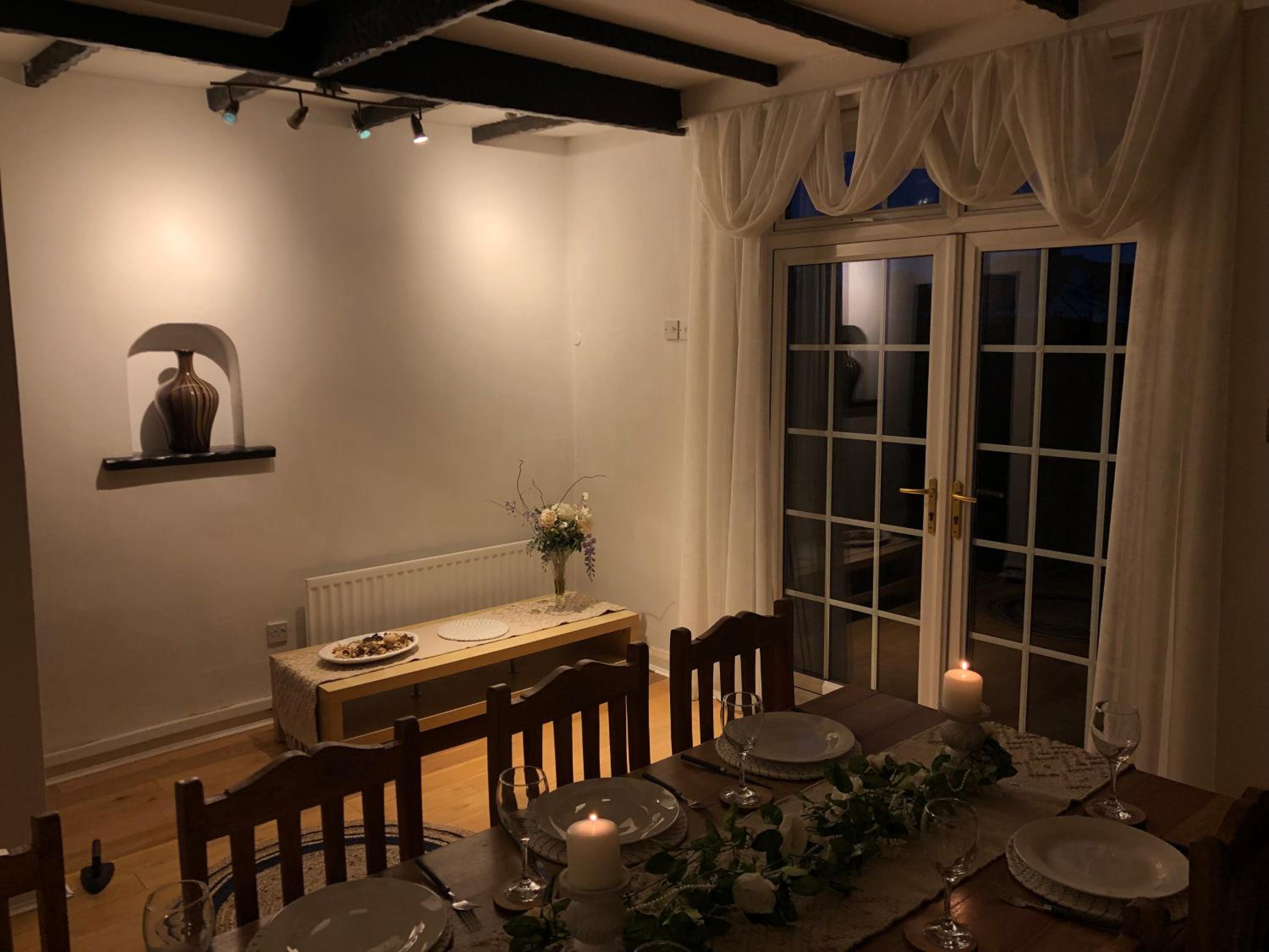 Cosy Rustic 3 bed cottage, great train links view 3
