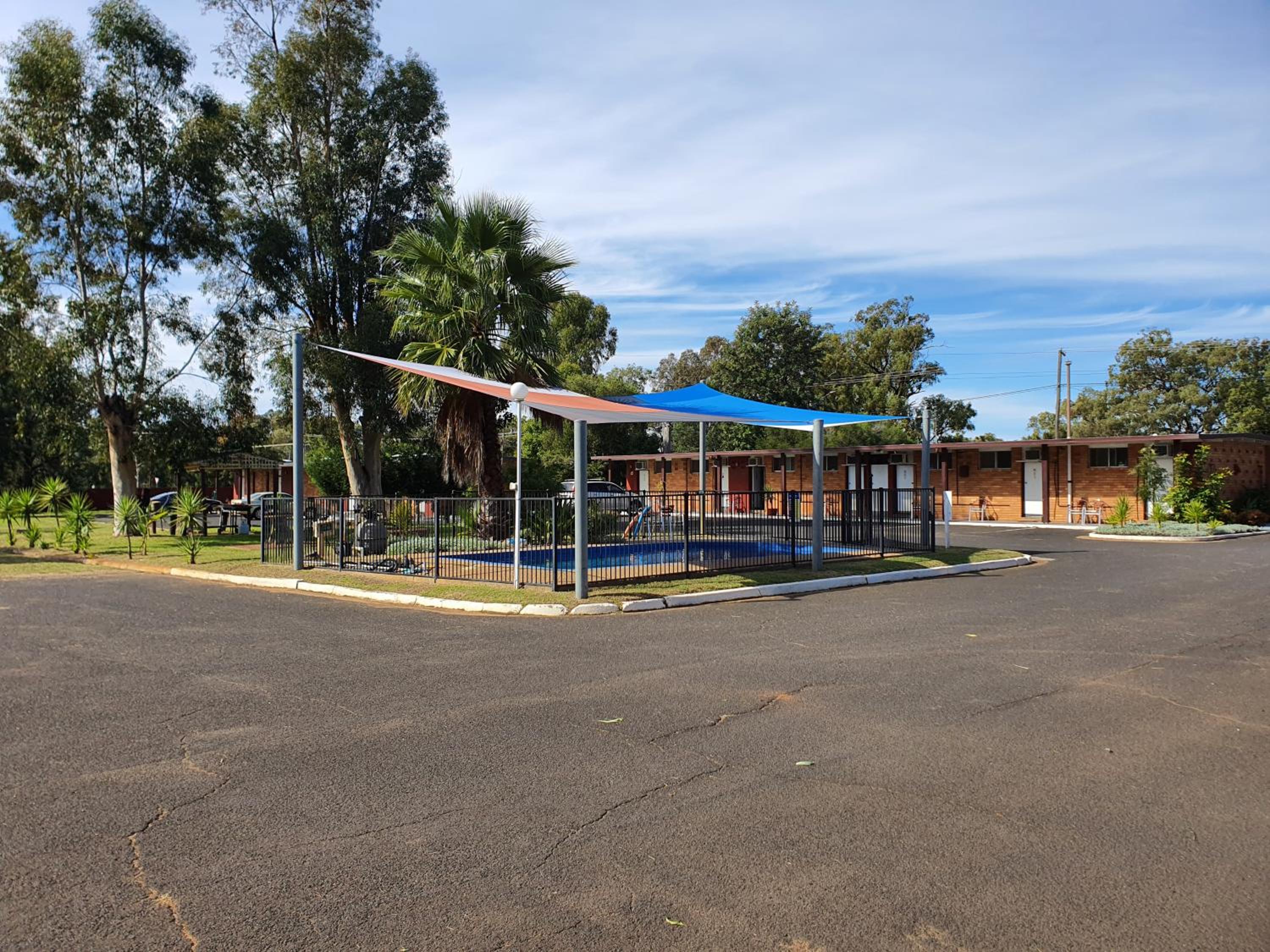 Silver Oaks Motel