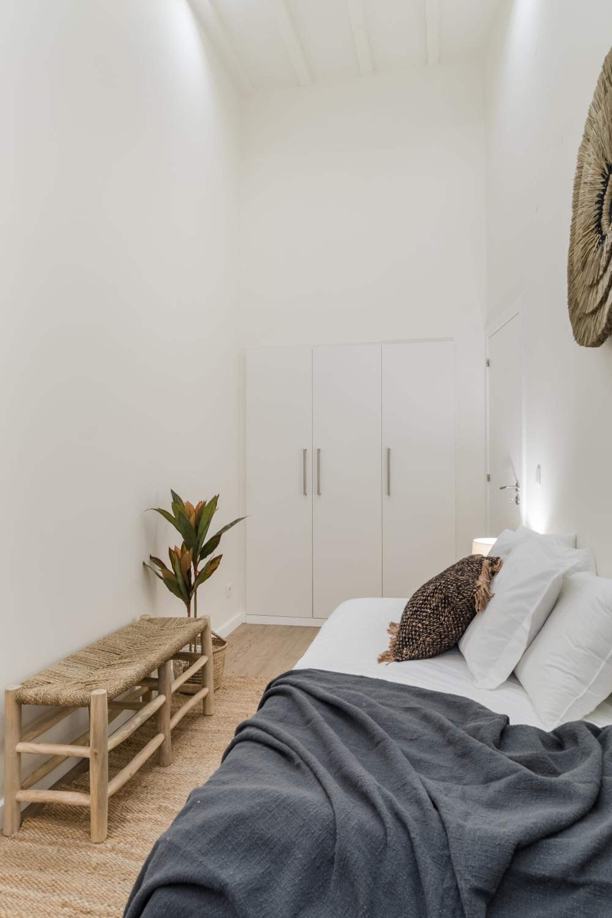Casa Boma Lisboa - Design Apartment with Private Vegetal Terrace - Lapa VII view 4