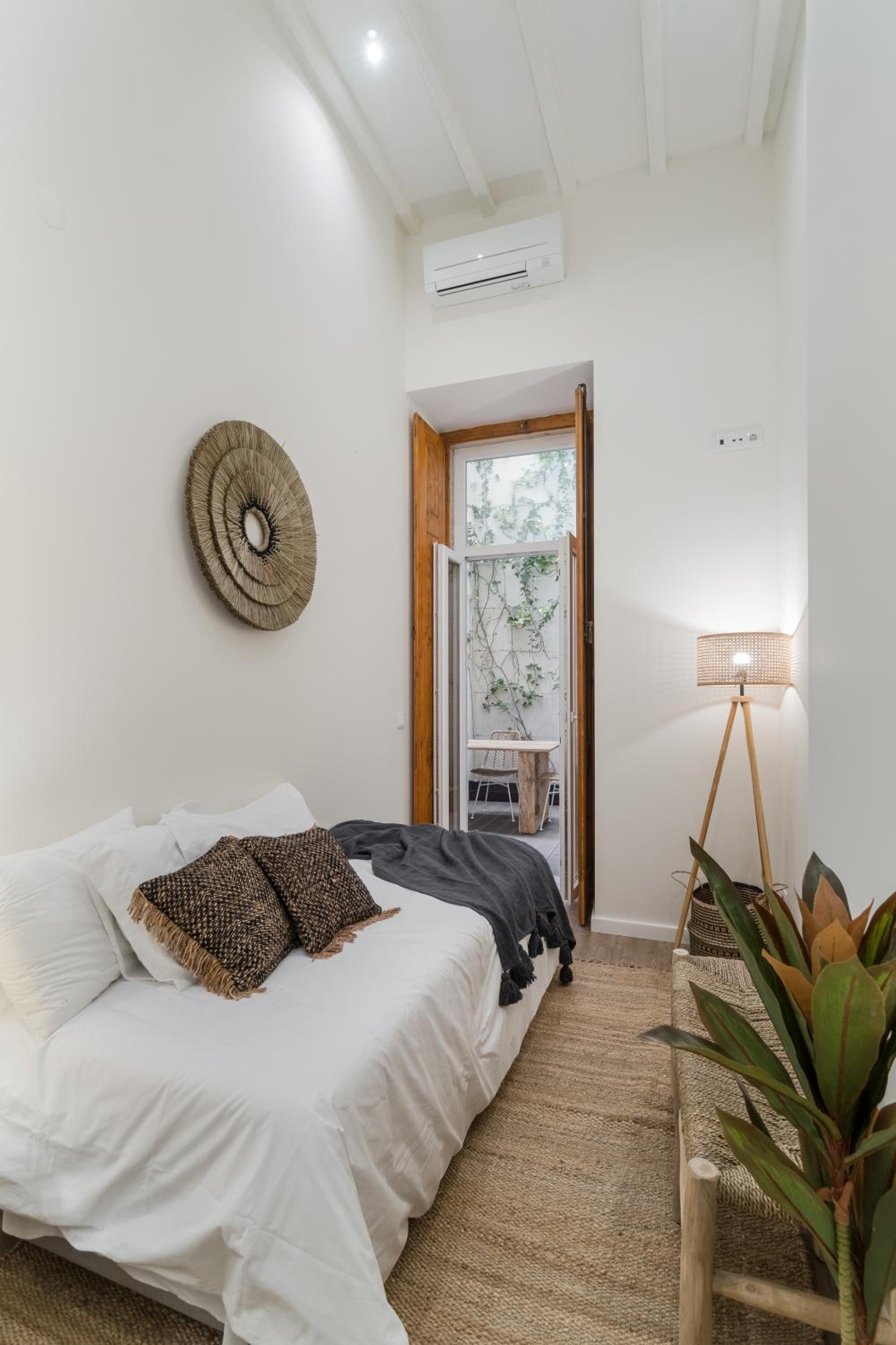 Casa Boma Lisboa - Design Apartment with Private Vegetal Terrace - Lapa VII view 3