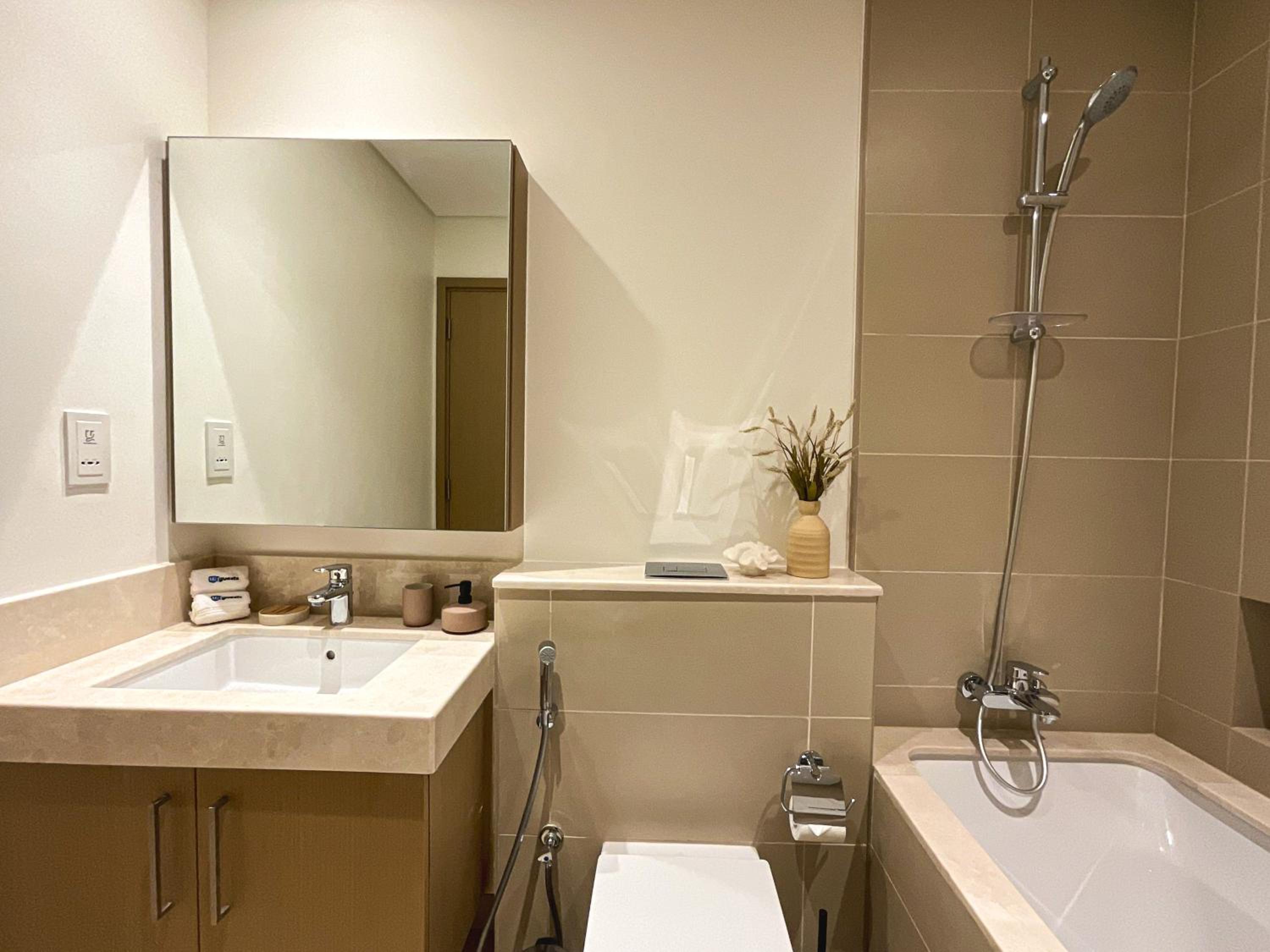 HiGuests - Waterfront Luxe Apt with Bluewaters Island Views