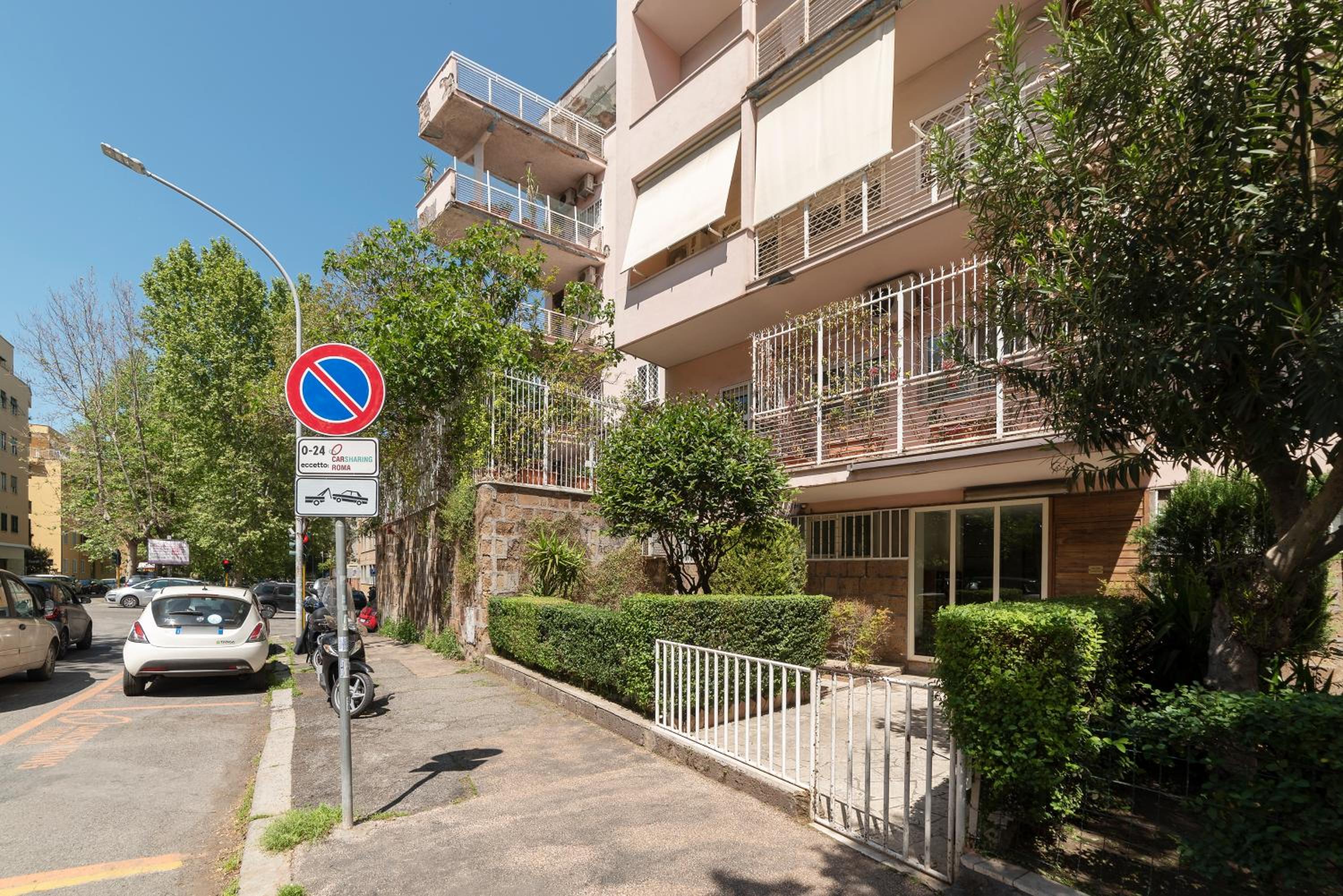 GuestHost - Sunny Terrace Apt in Piazza Bologna