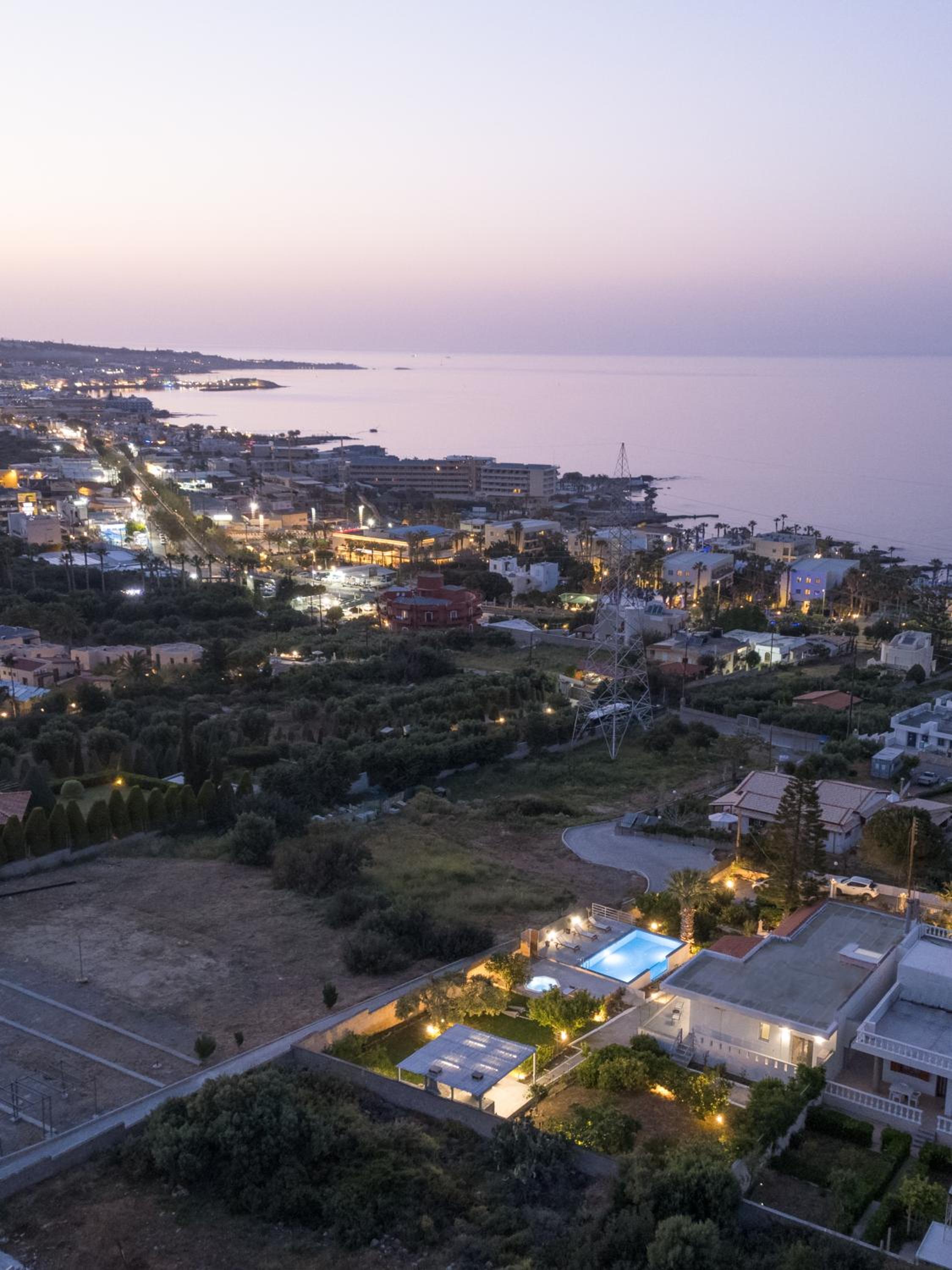 Hotel Queen's Gem Luxury Villa - Heated Jacuzzi & Pool - Image 1