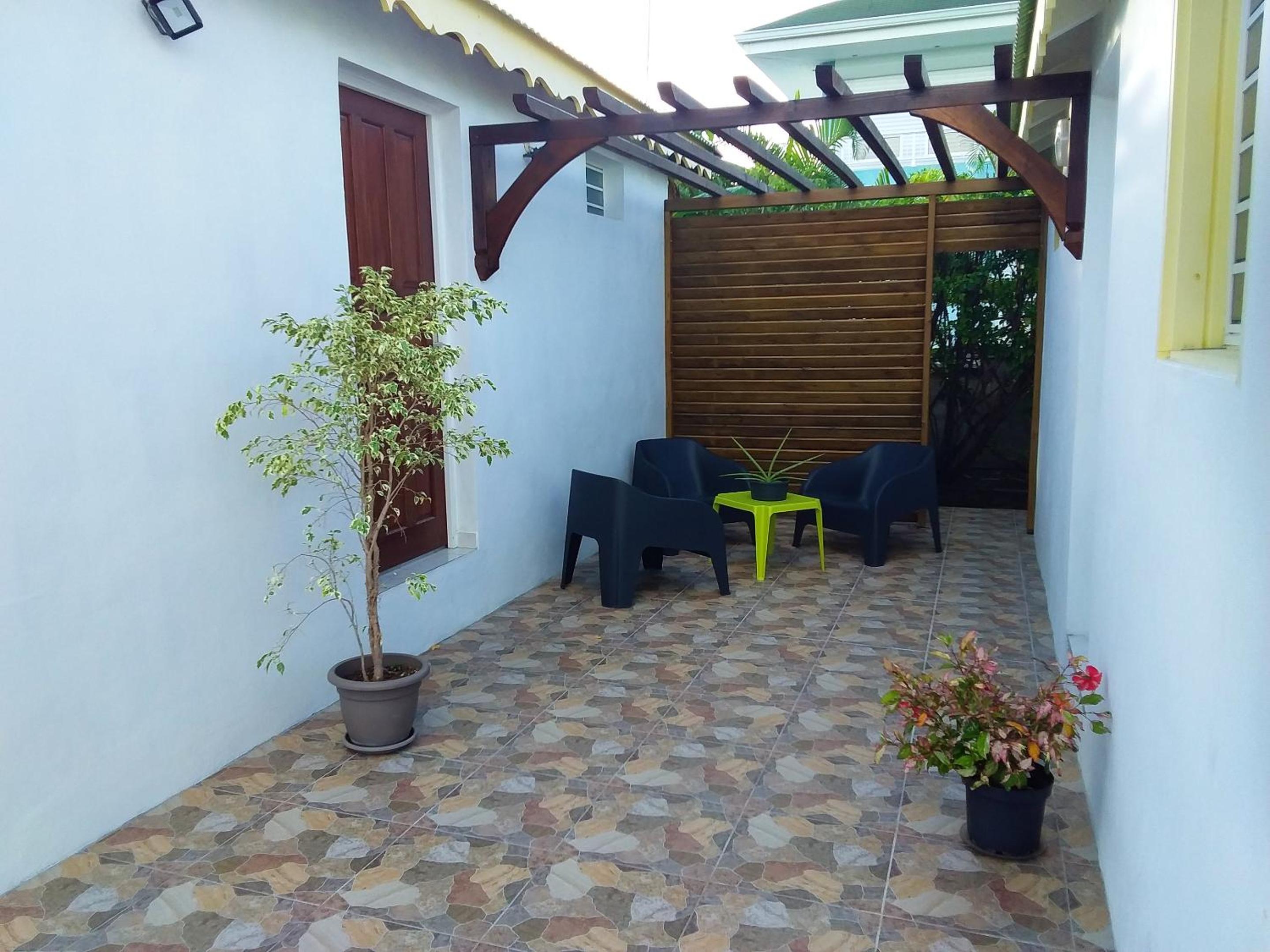 Chaleureuse maison au Moule avec piscine partagée view 5