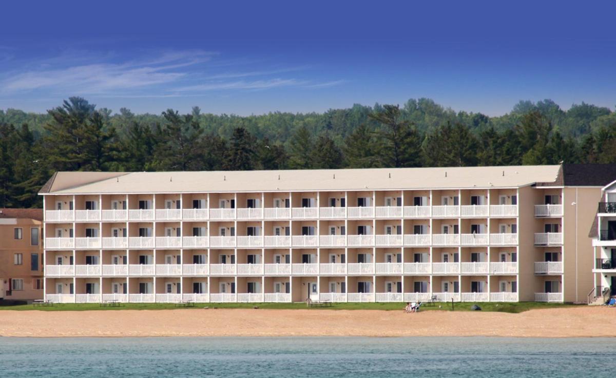 Hotel Mackinaw Beach and Bay Inn & Suites - Image 1