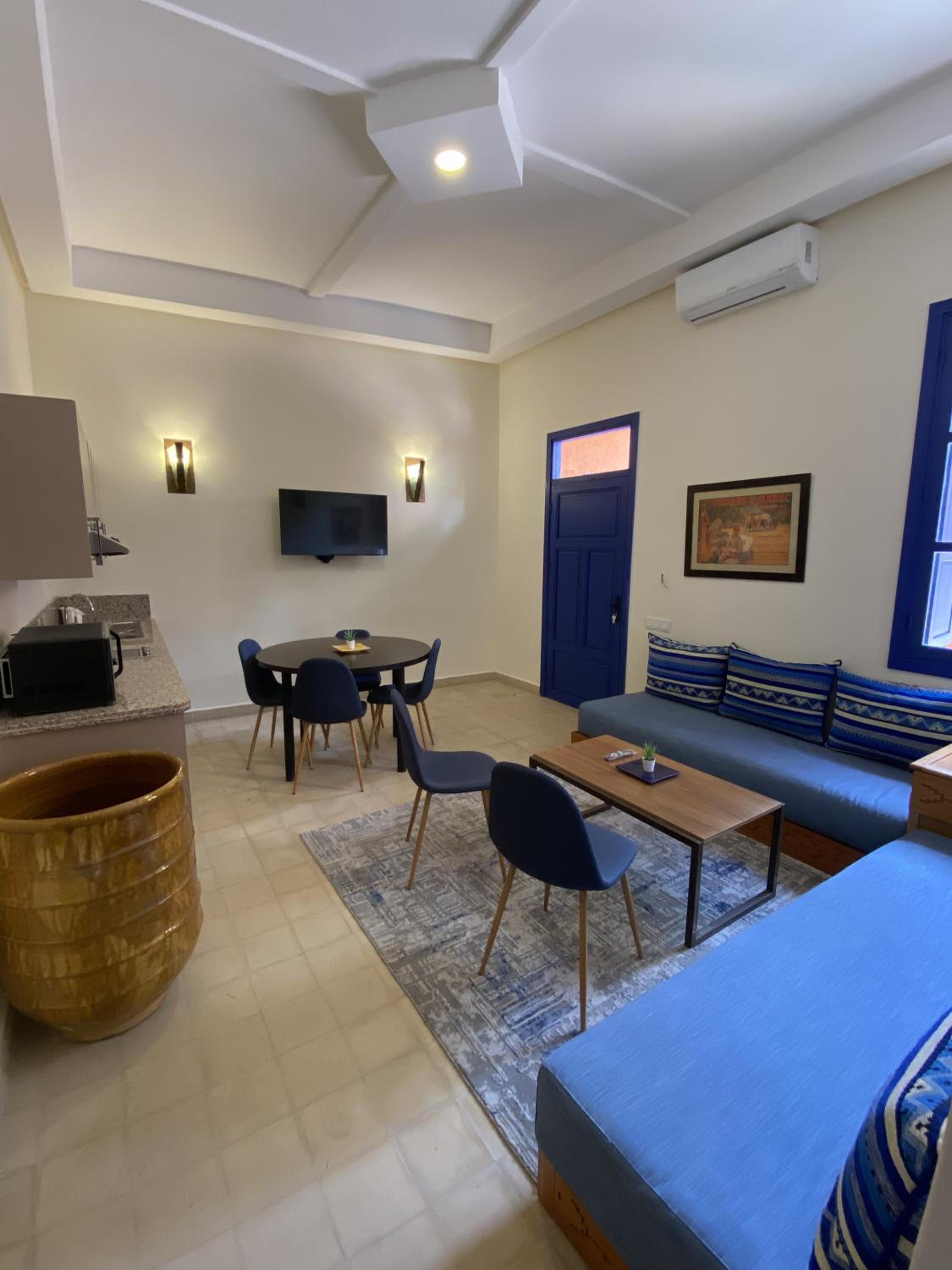 Comfy Colonial Apartments view 5