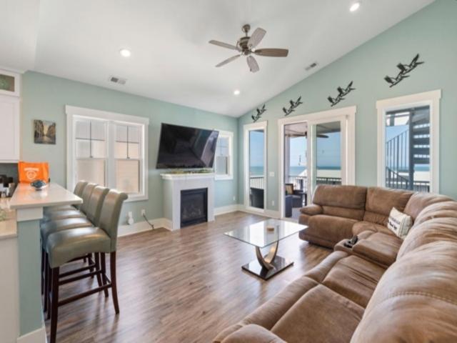 Pelican Watch - Steps away from a beautiful beach in a prime location home view 4