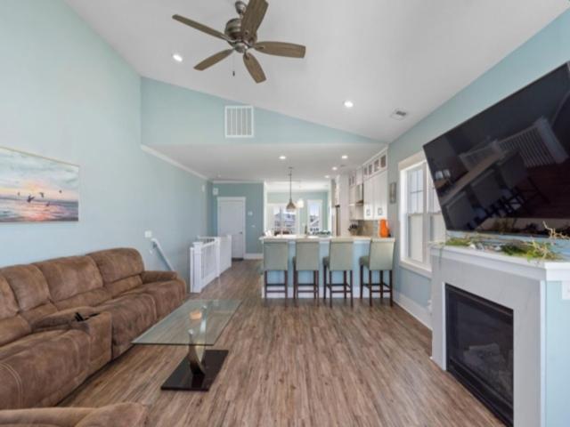 Pelican Watch - Steps away from a beautiful beach in a prime location home view 5