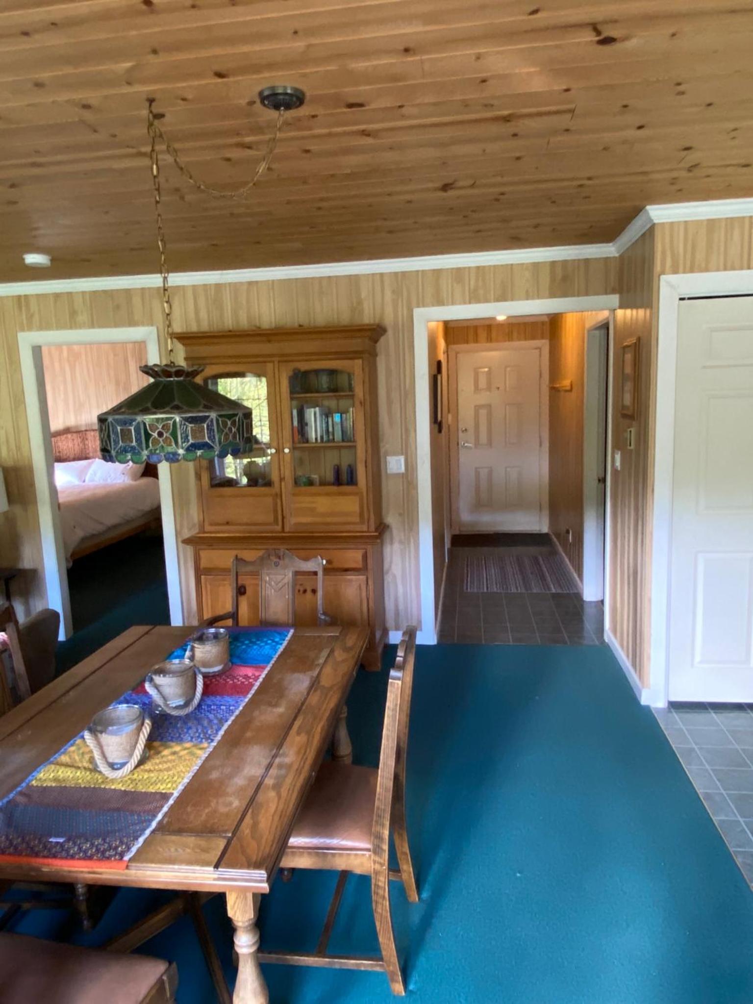 Cozy 2 bedroom cabin next to trails and beaches.