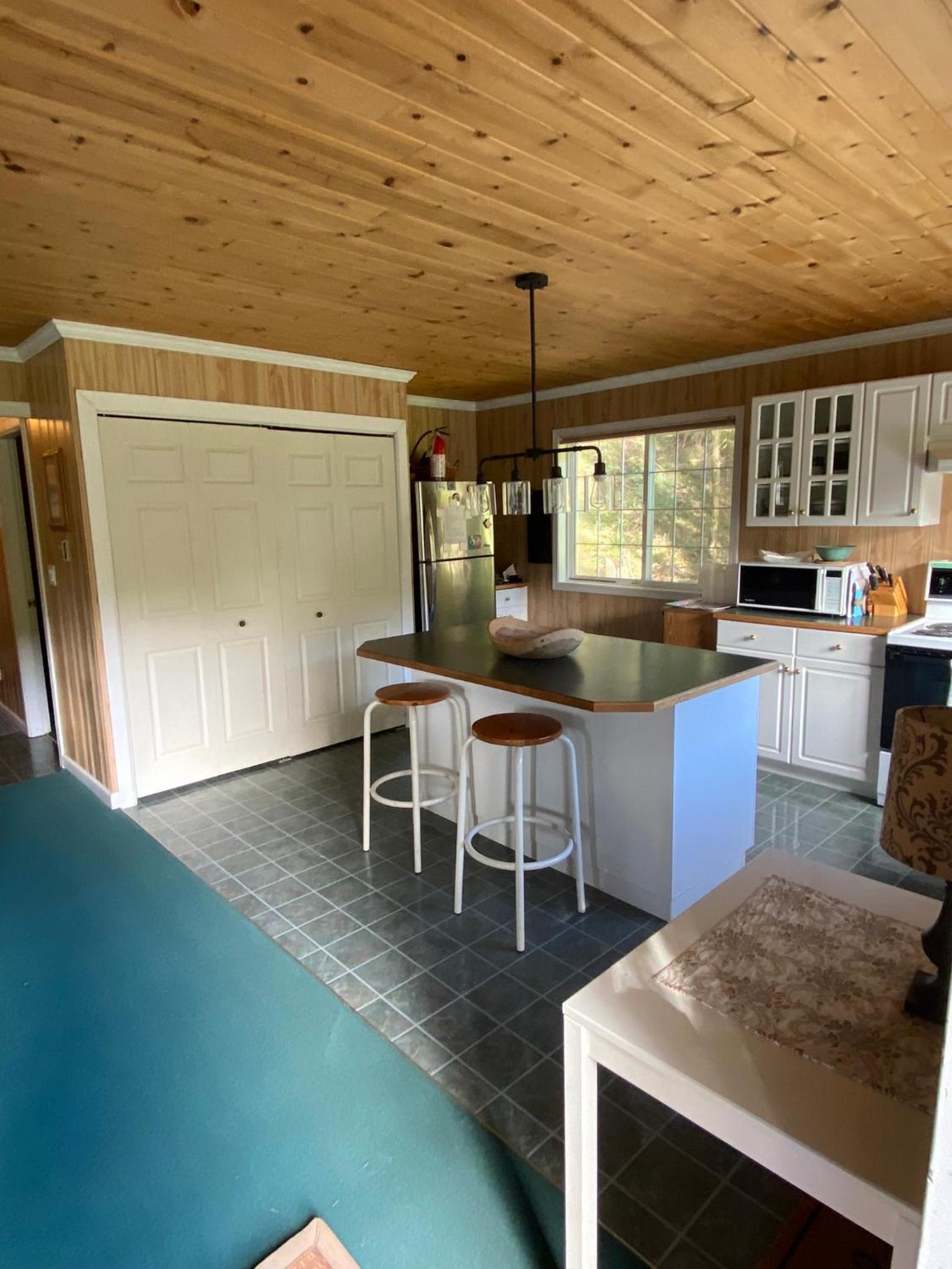 Cozy 2 bedroom cabin next to trails and beaches.