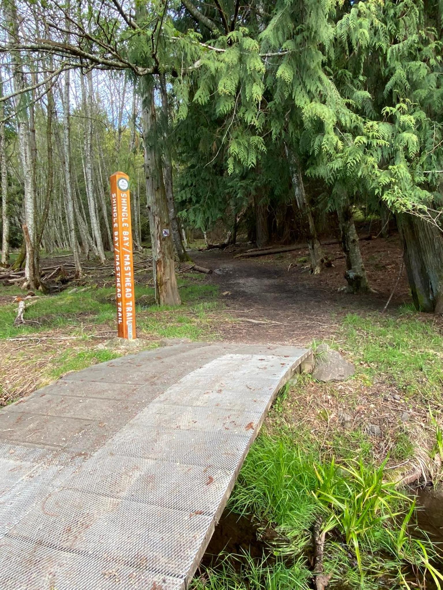 Cozy 2 bedroom cabin next to trails and beaches.