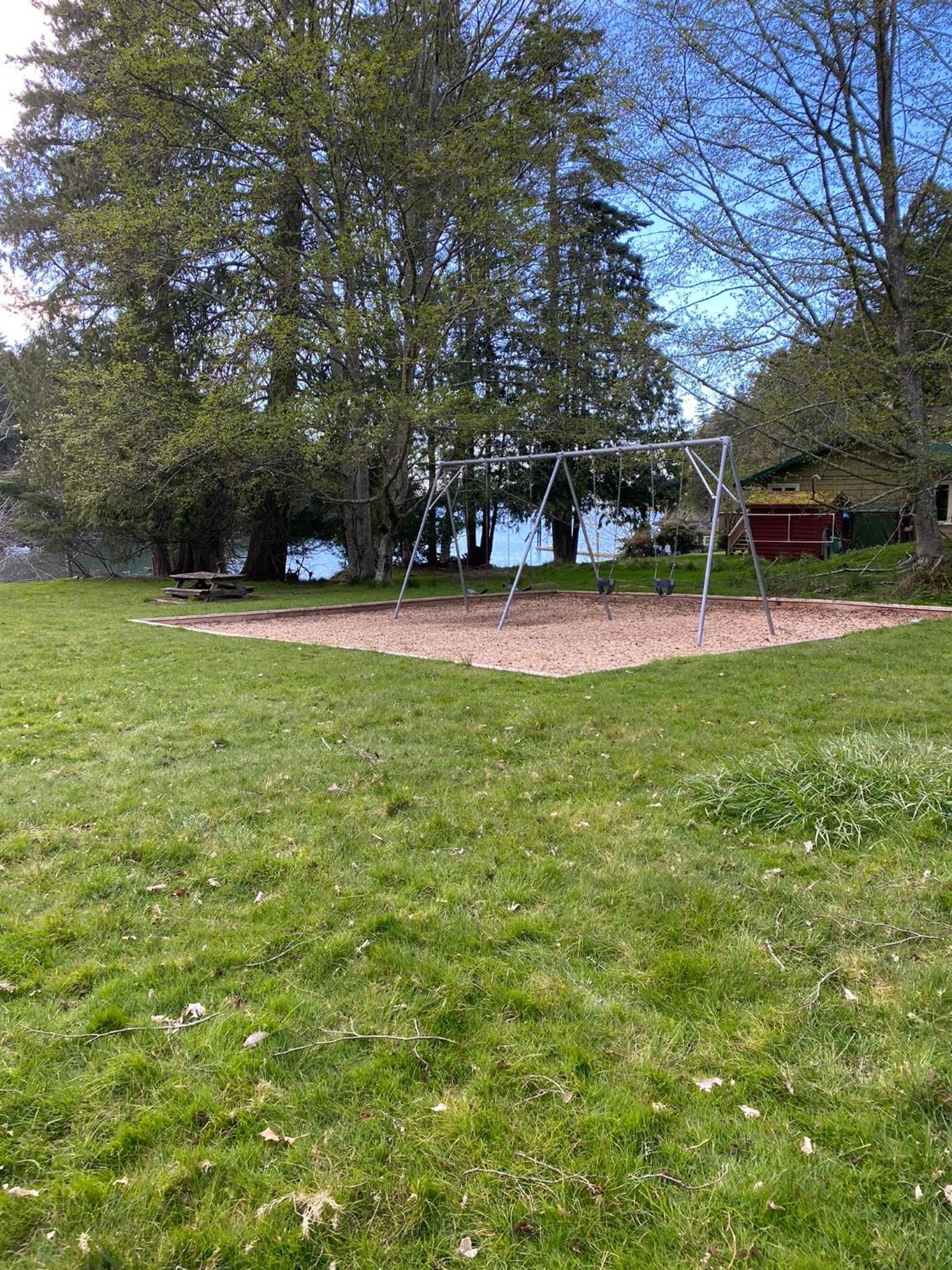 Cozy 2 bedroom cabin next to trails and beaches.