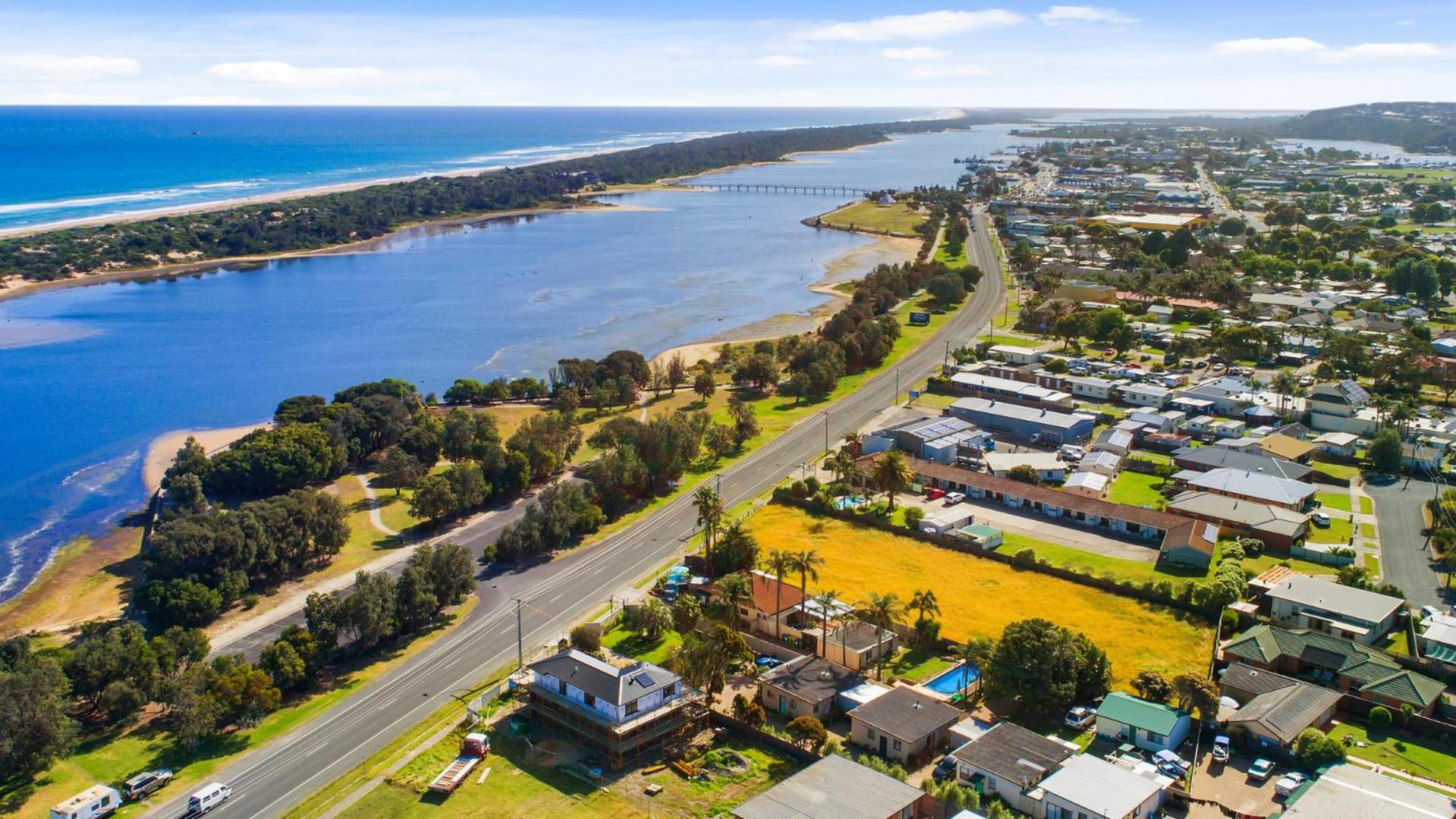 The Beaches on Lakes House - Central Coastal Stay