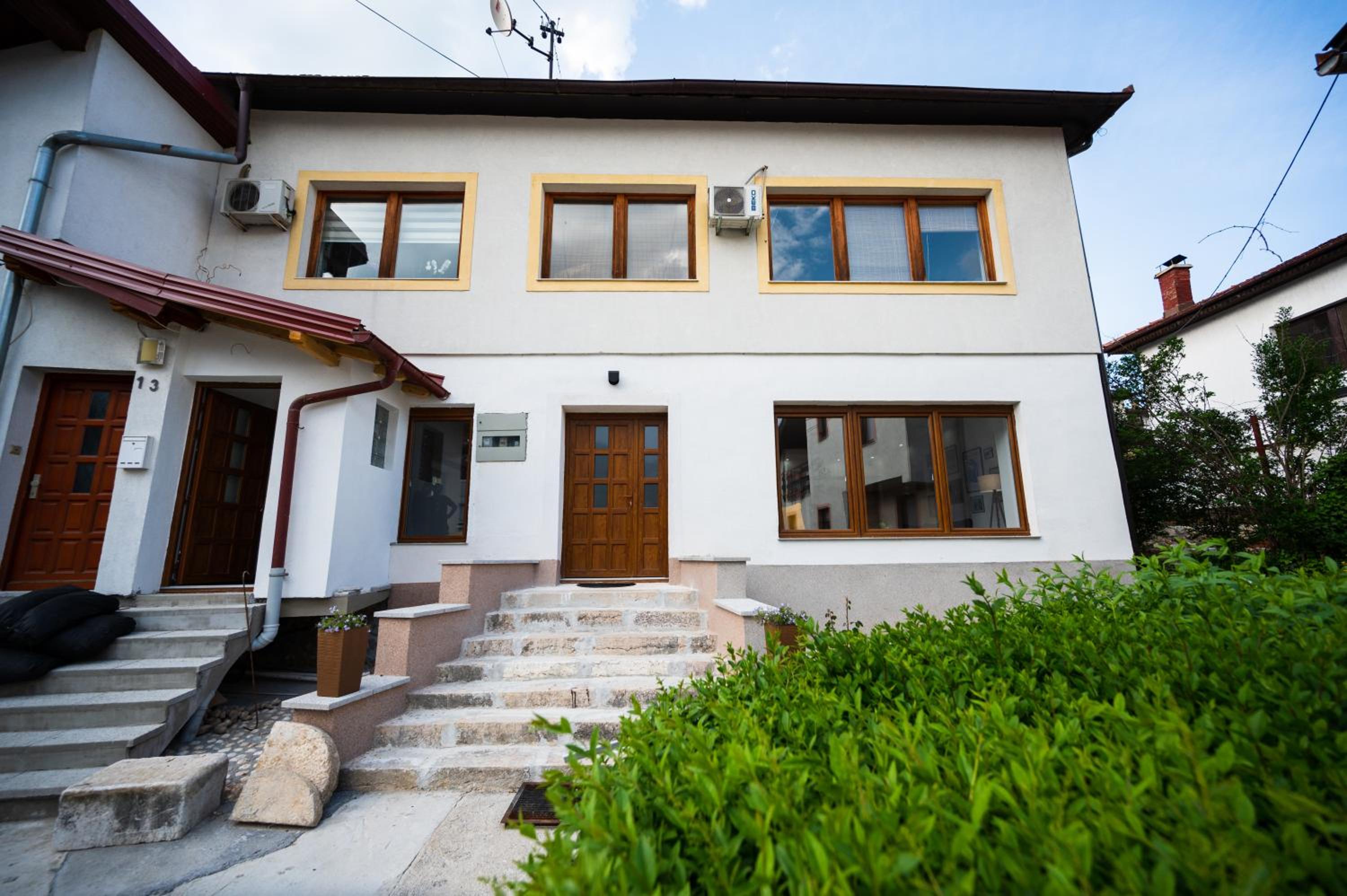 Spacious and Bright 2BDR Apartment in the Old Town view 4