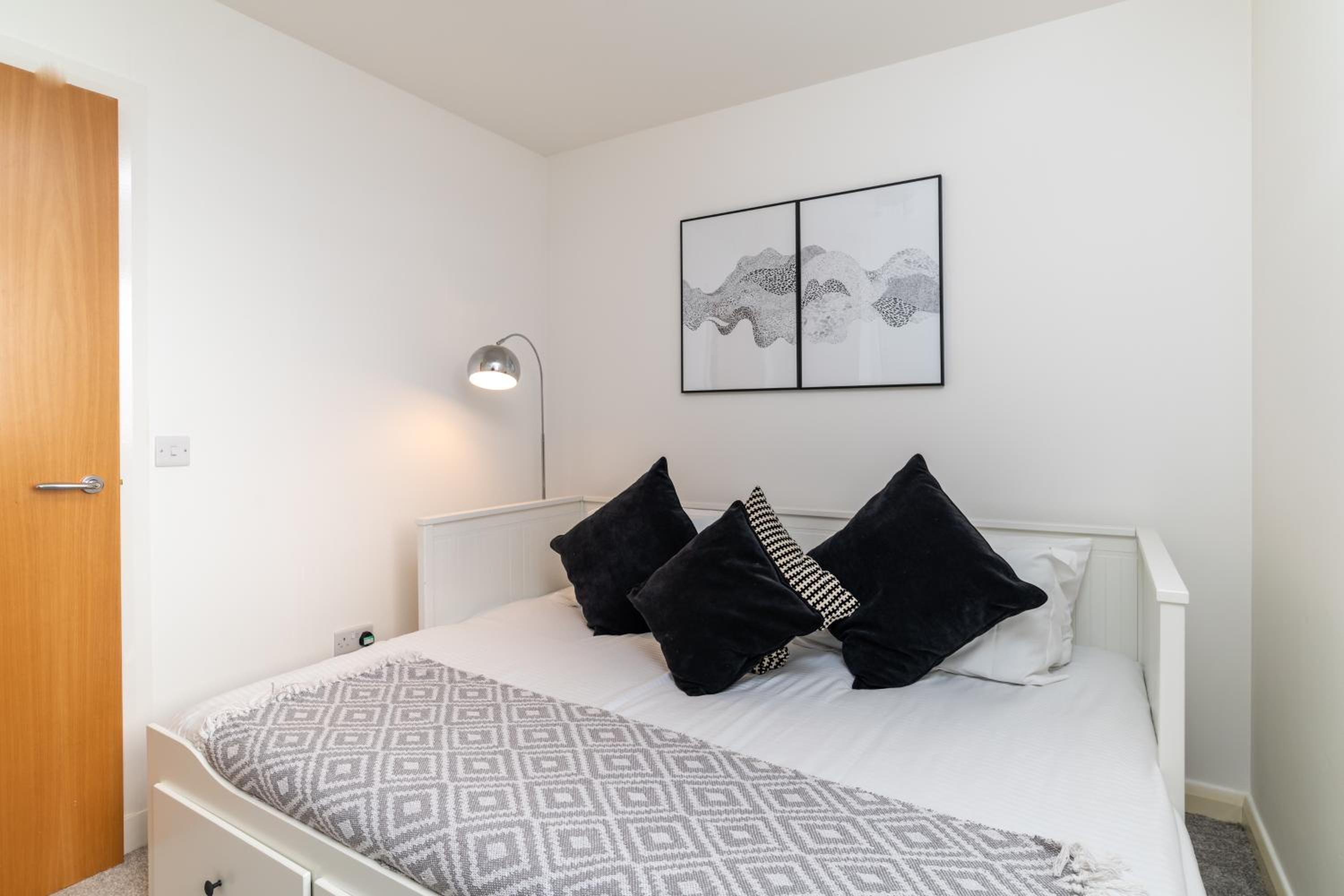 Executive Apartment, Free Parking, West End view 3