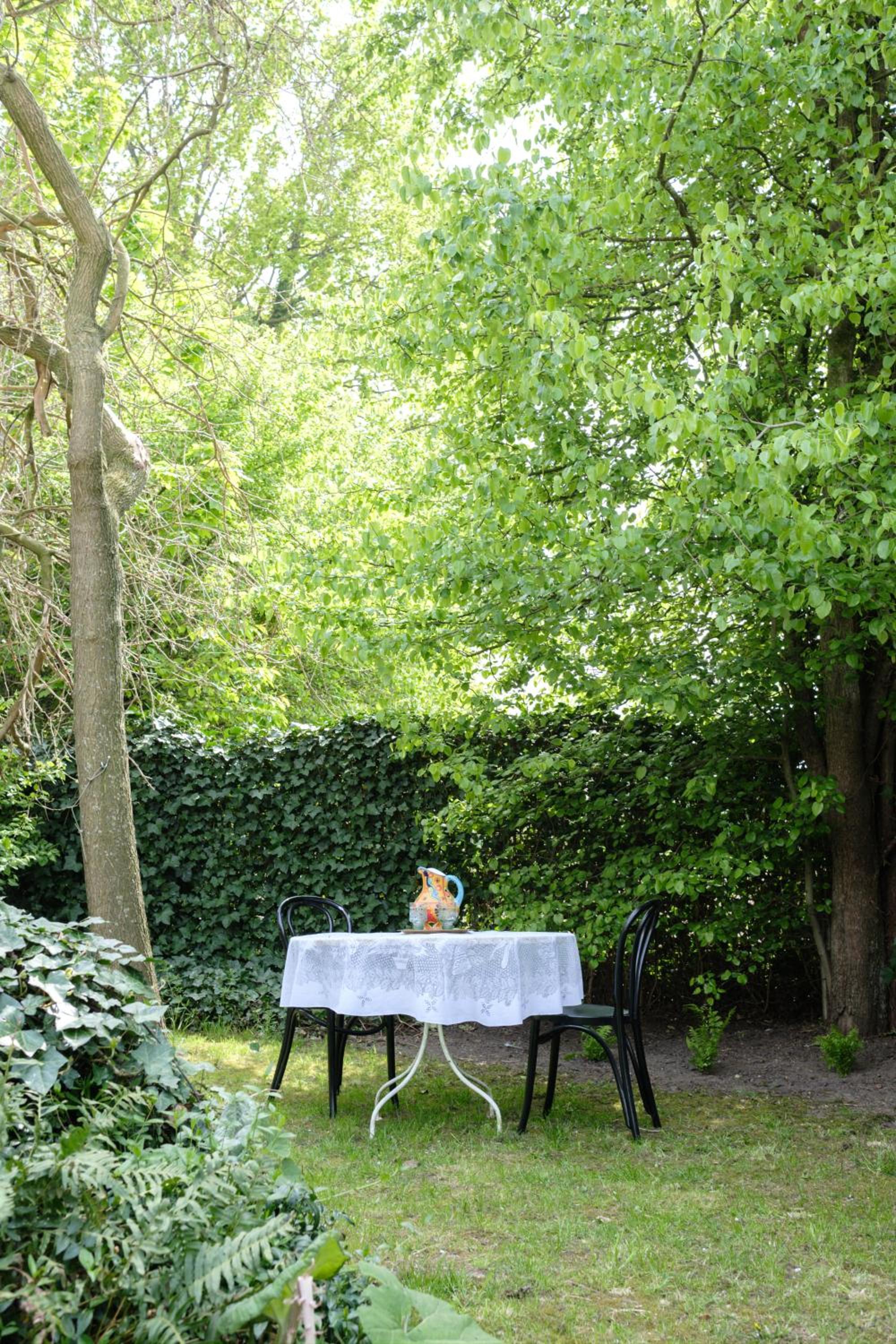 het opgemaakte bed en Haps — other