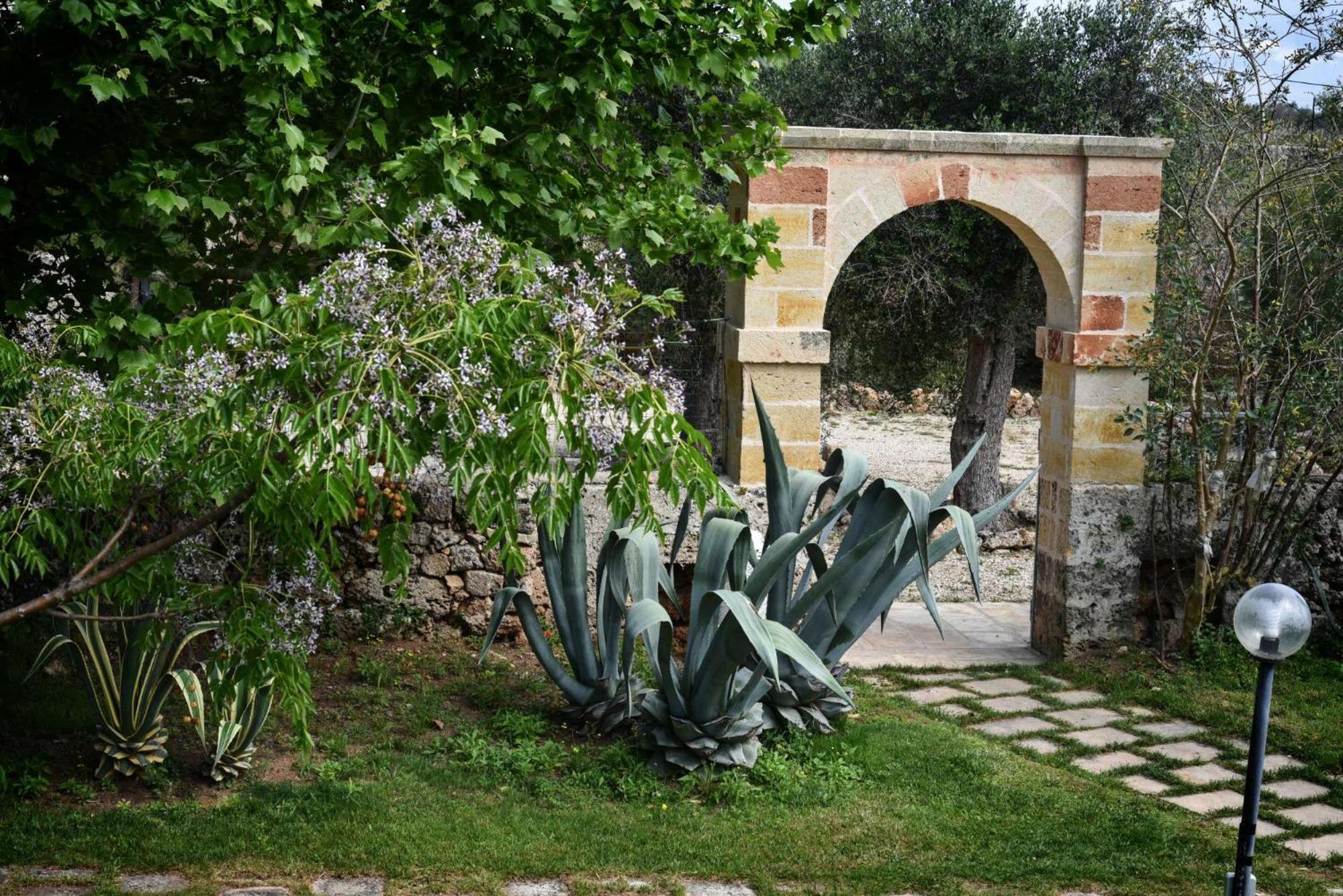 FATA BIANCA Salento - Giardino botanico con piscina