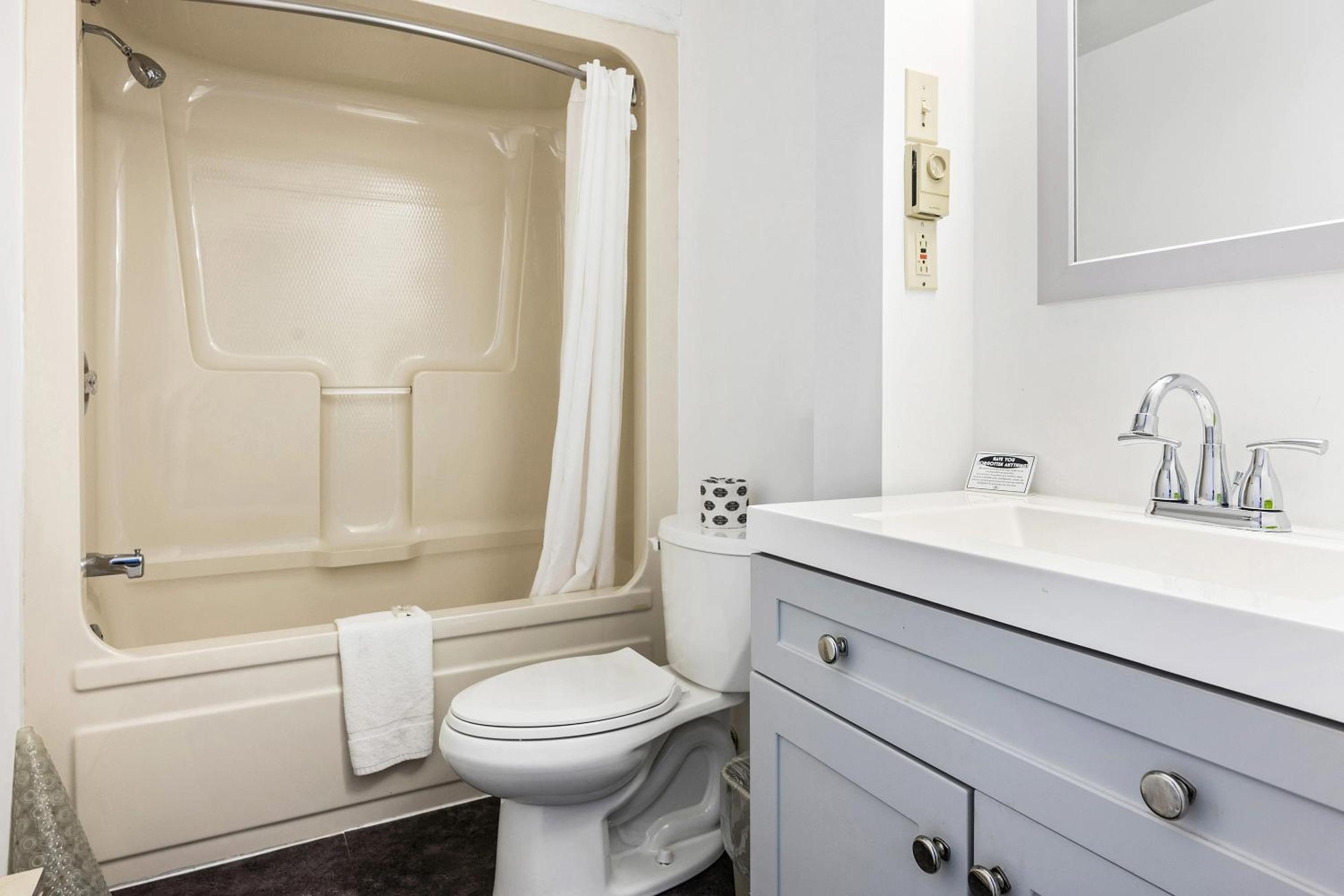 Cornwall Vacations - First Canada Hotel Cornwall Hwy 401 ON - Property Image 3