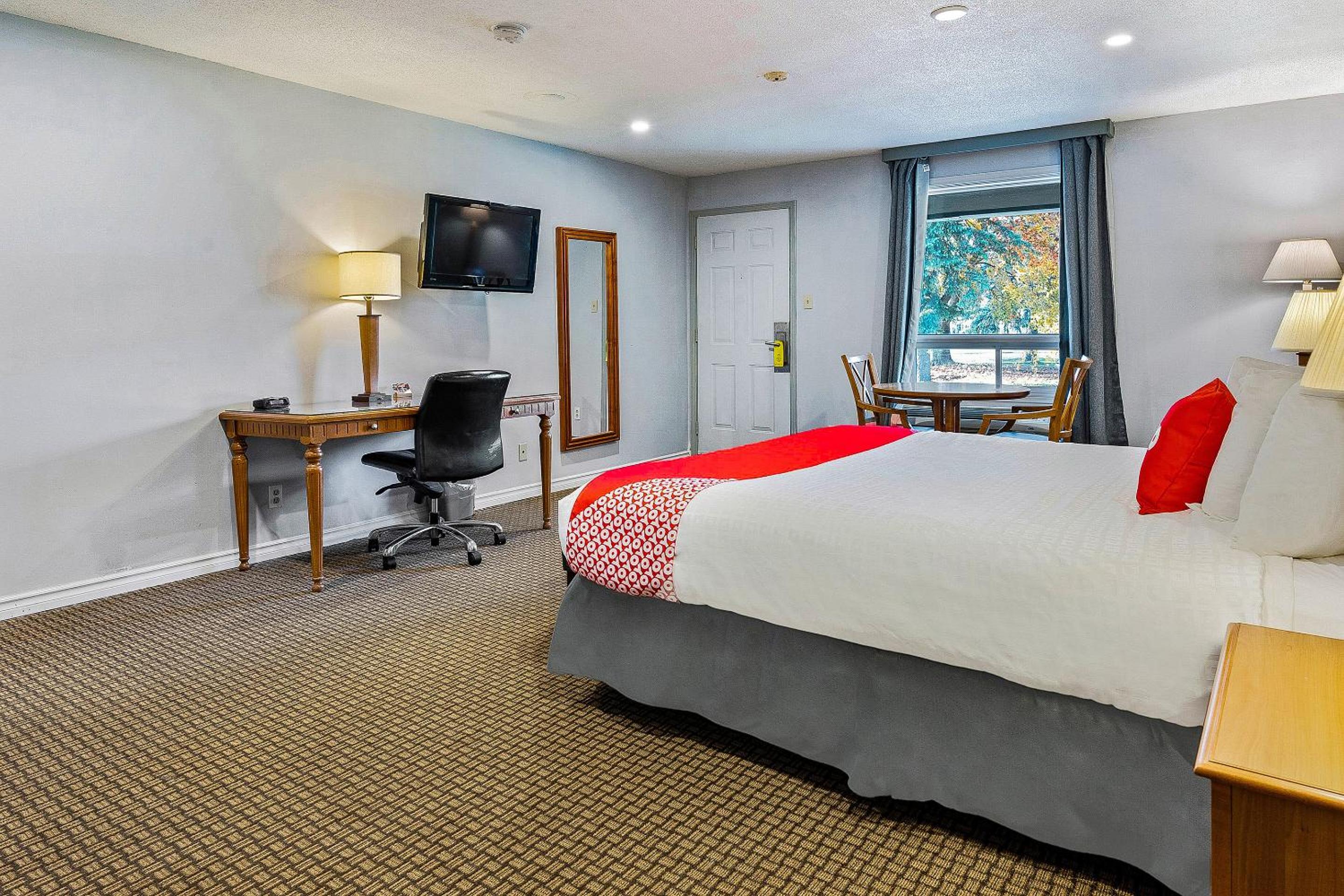 Cornwall Vacations - First Canada Hotel Cornwall Hwy 401 ON - Property Image 2