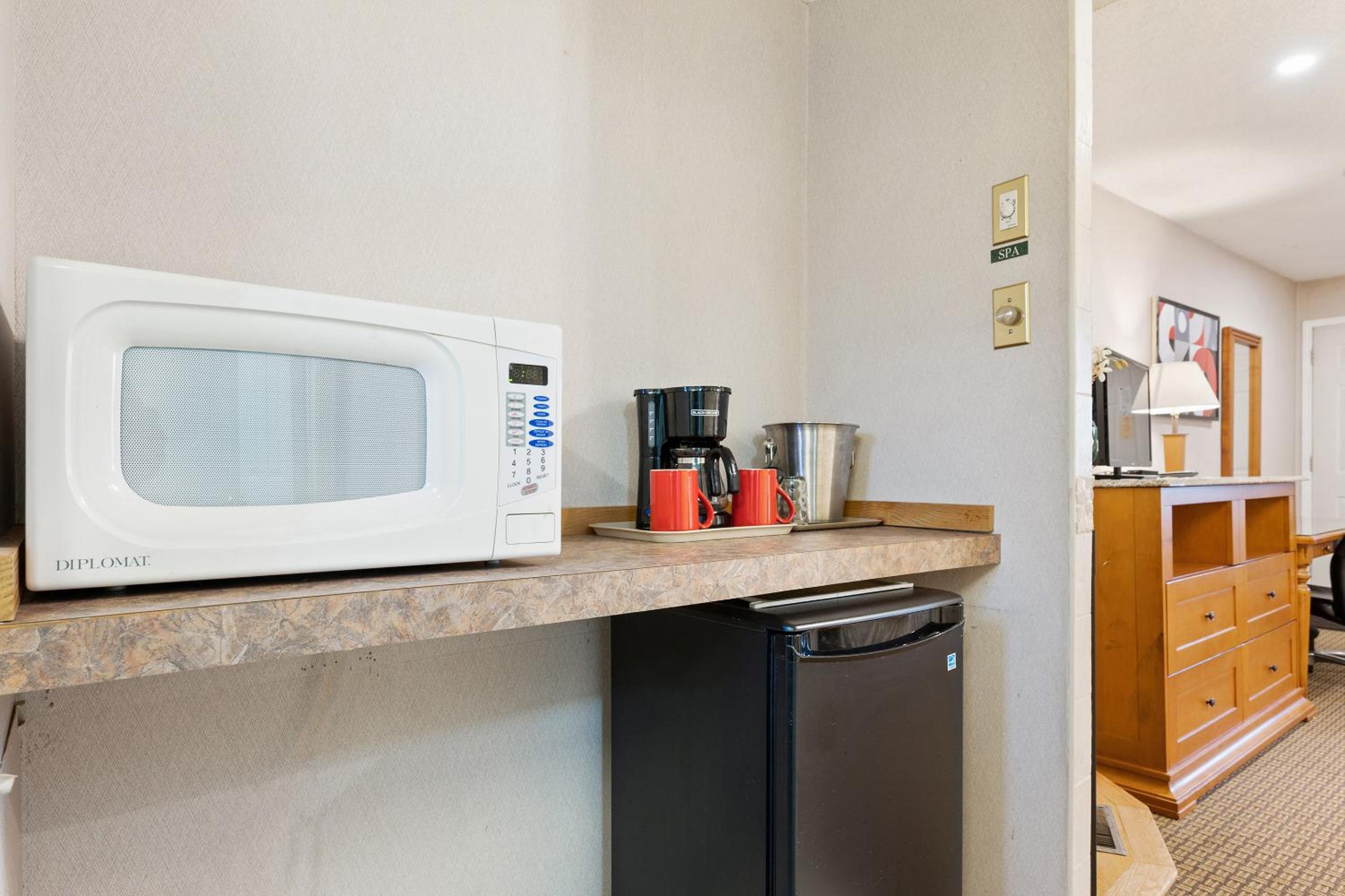 Cornwall Vacations - First Canada Hotel Cornwall Hwy 401 ON - Property Image 4