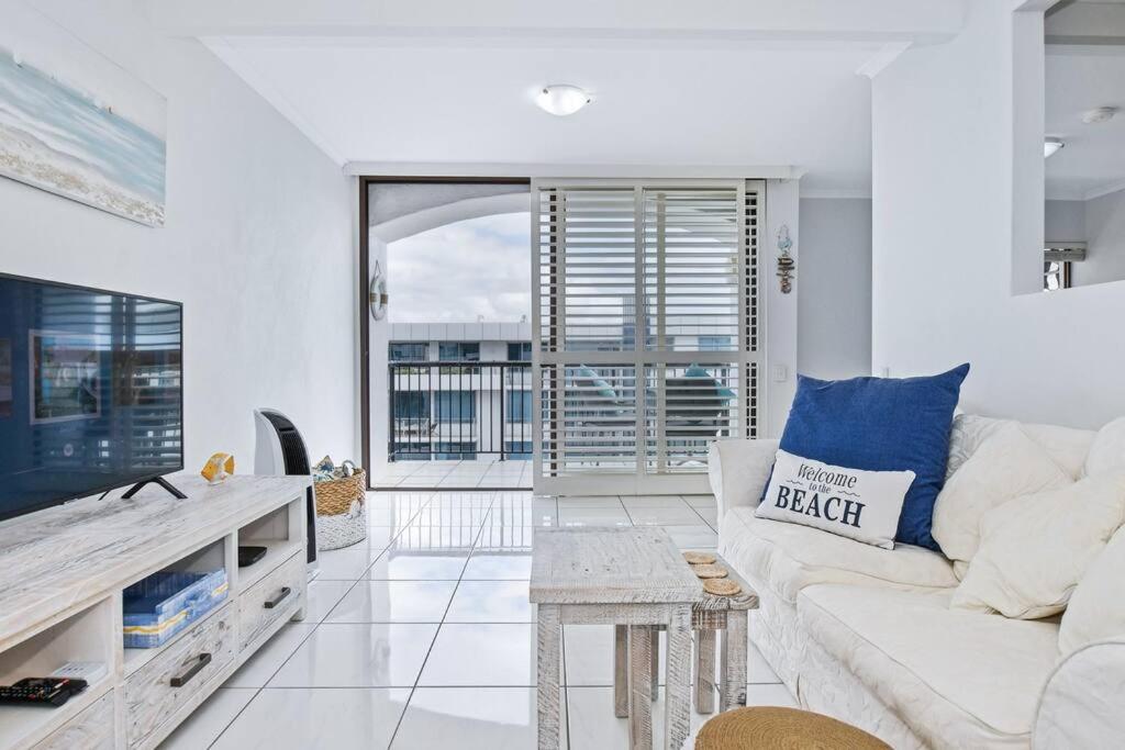 Coastal Chic Apartment - Mooloolaba and Alex
