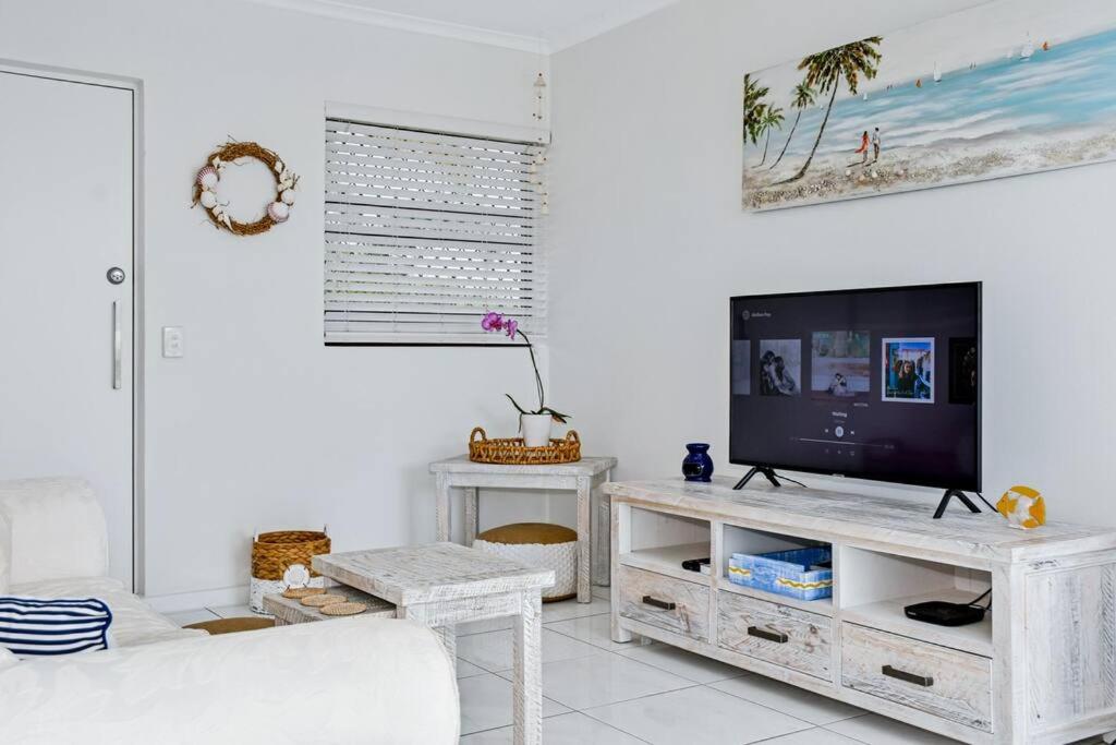 Coastal Chic Apartment - Mooloolaba and Alex