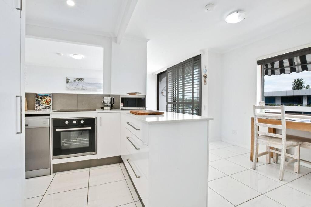 Coastal Chic Apartment - Mooloolaba and Alex