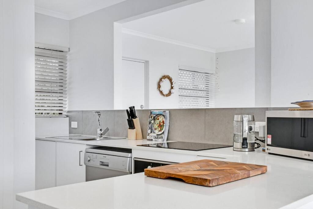 Coastal Chic Apartment - Mooloolaba and Alex