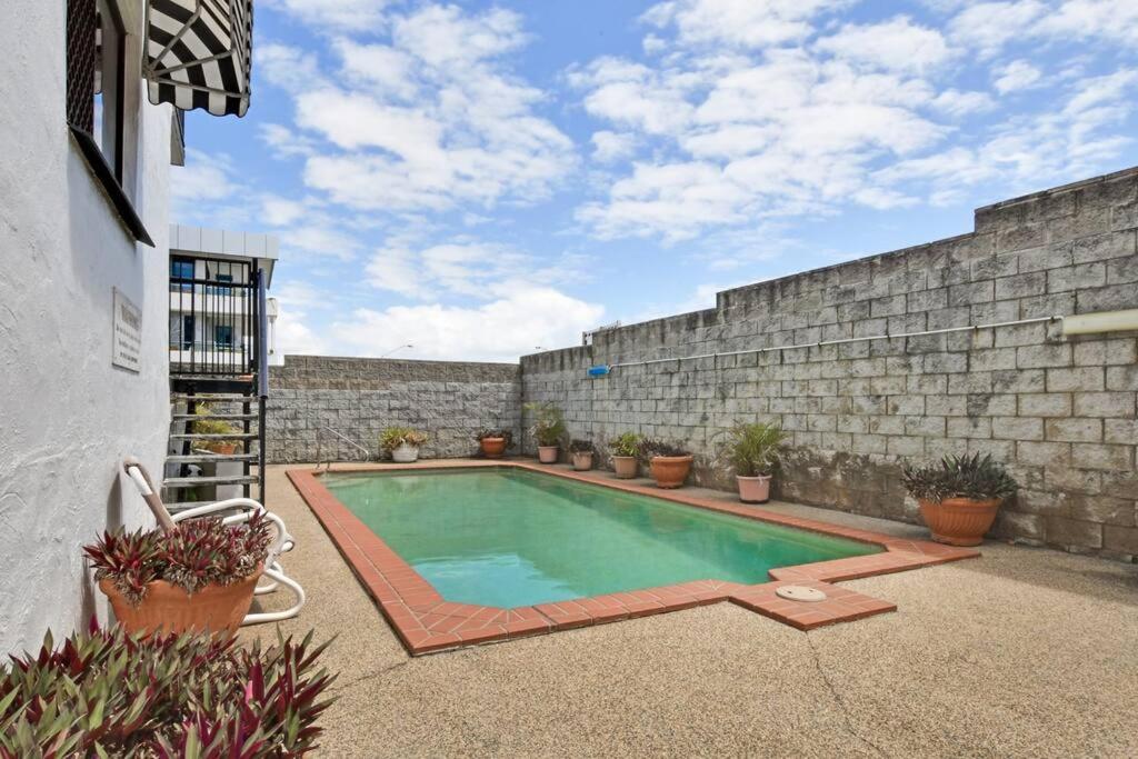Coastal Chic Apartment - Mooloolaba and Alex