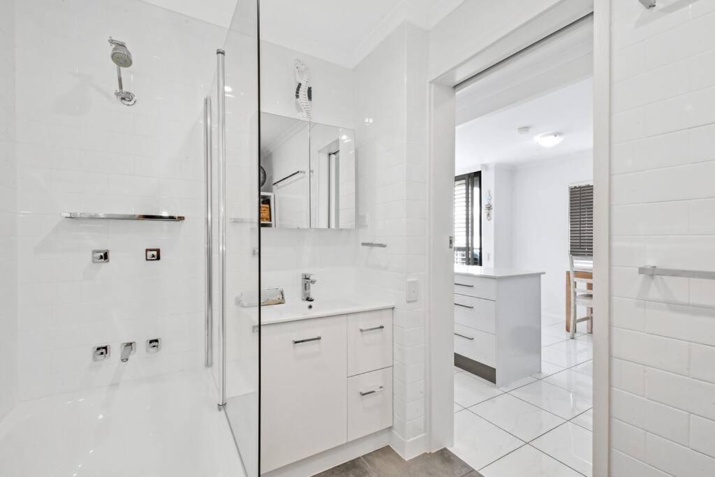 Coastal Chic Apartment - Mooloolaba and Alex